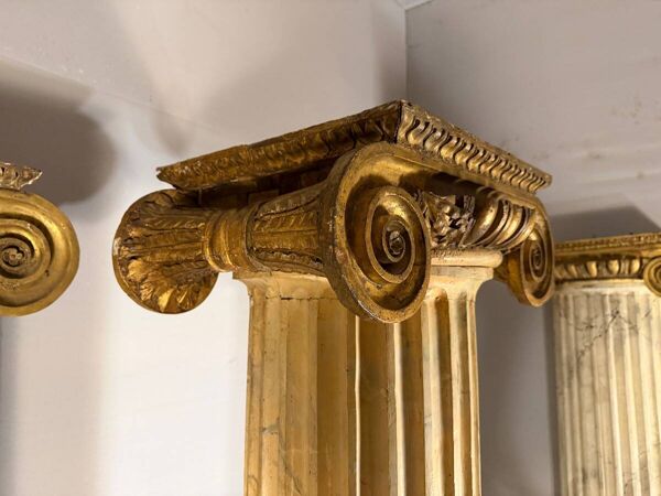 deux colonnes et quatre demi-colonnes cannelées, bois sculpté et faux marbre, XVIIIème siècle