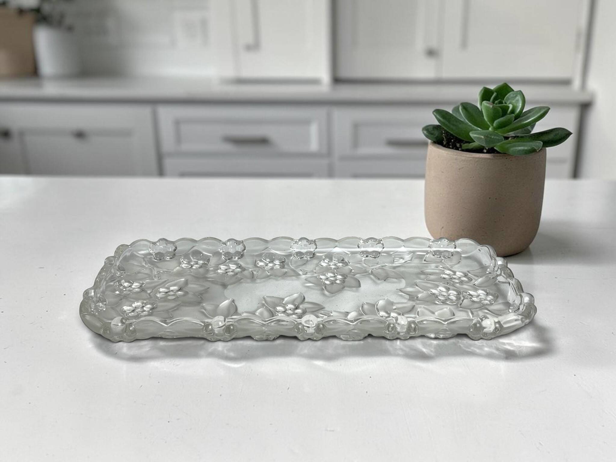 Tableware, glass cake dish decorated with flowers from the 20th century.