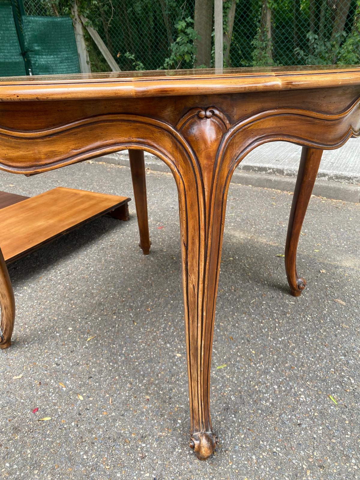 Round extendable dining table Louis XV in solid wood from the 1960s.