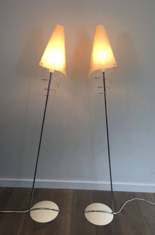 Paire de lampadaires de parquet design composés de bases en métal laqué, chrome et abat-jours design de plastique blancs