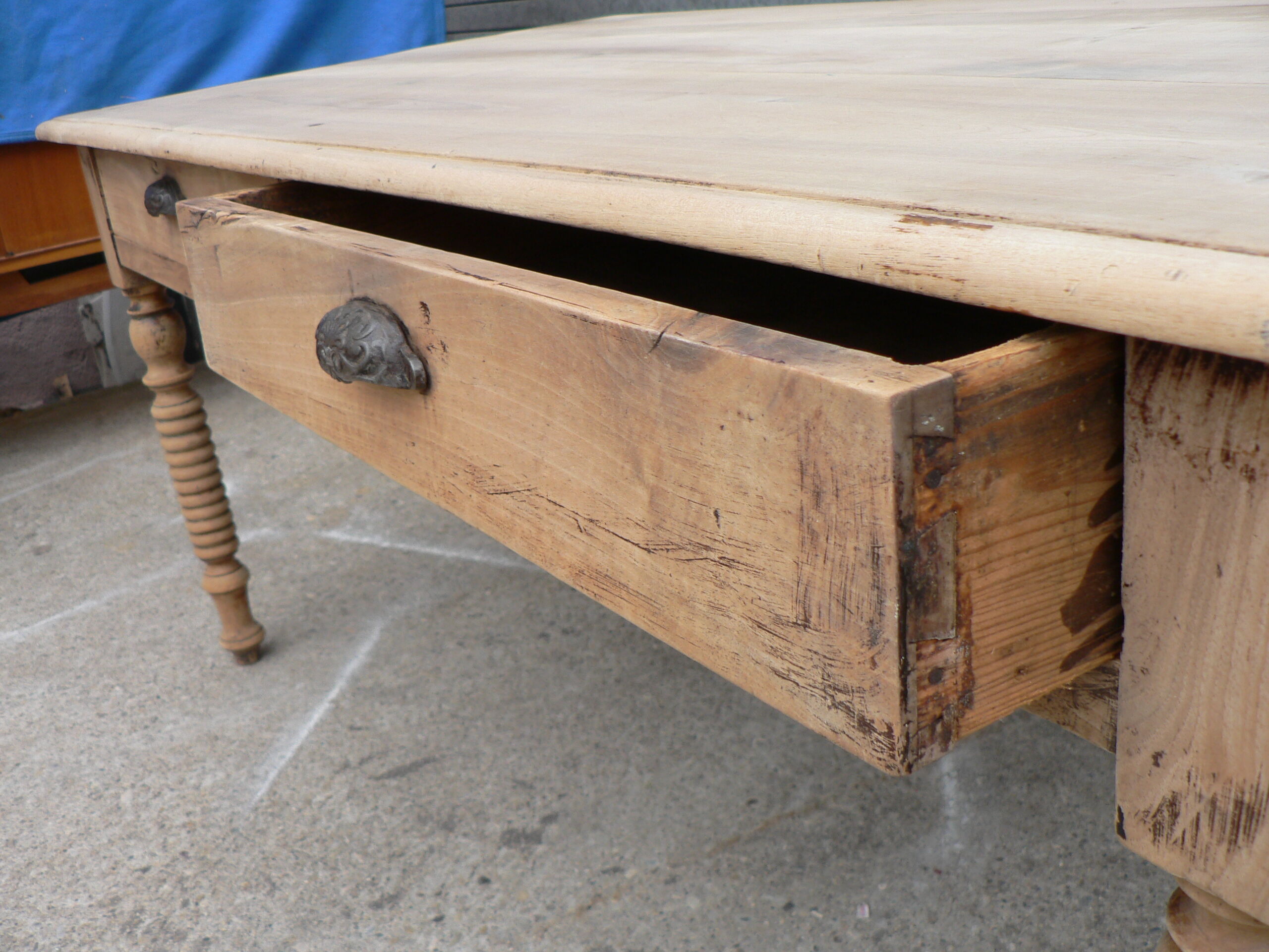 Table de ferme en noyer massif