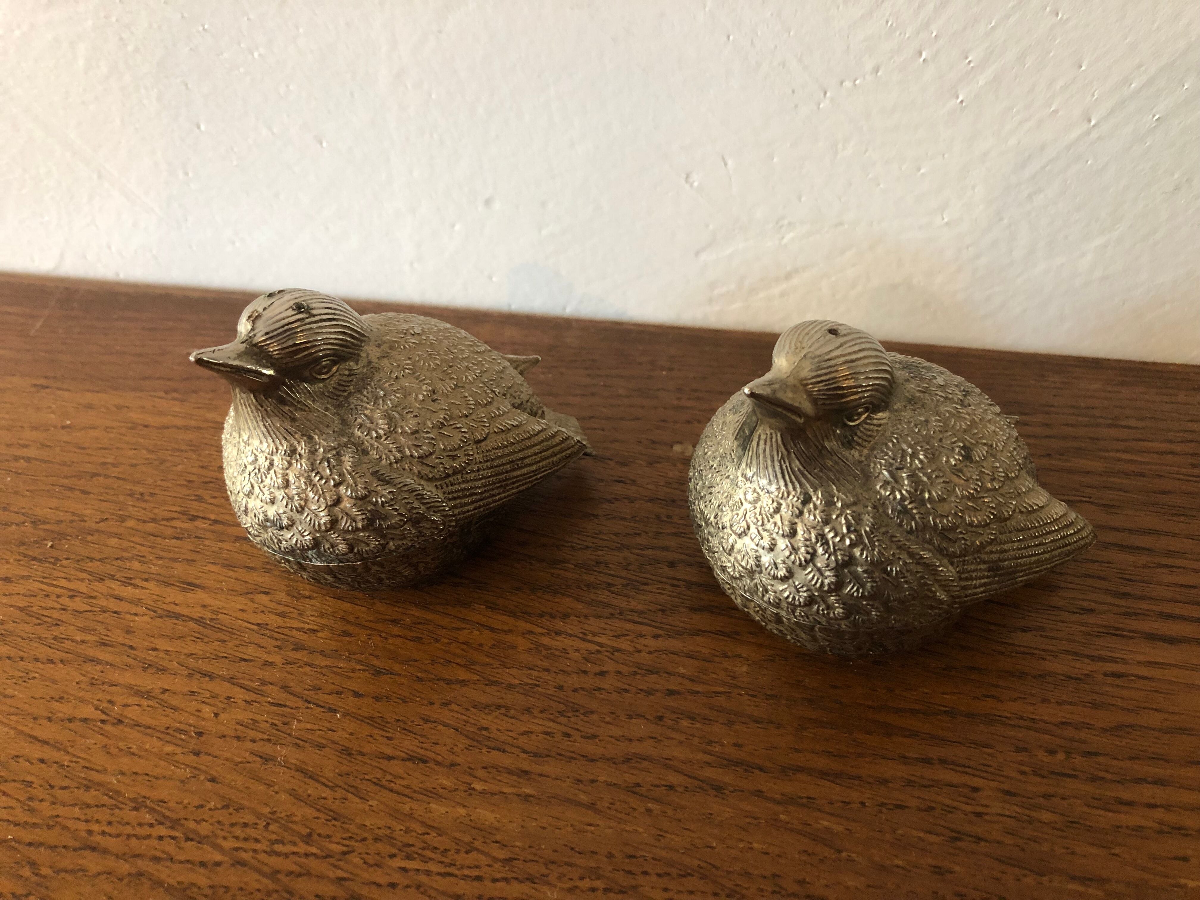 Salt and pepper shaker in silver metal, sparrows