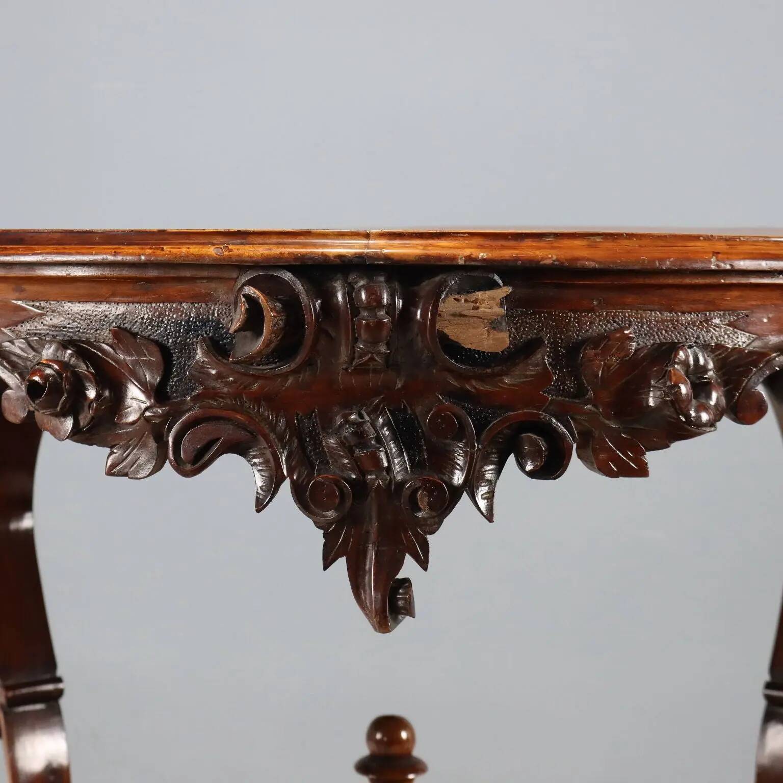 Small antique Louis-Philippe table in walnut, Italy, 19th century.
