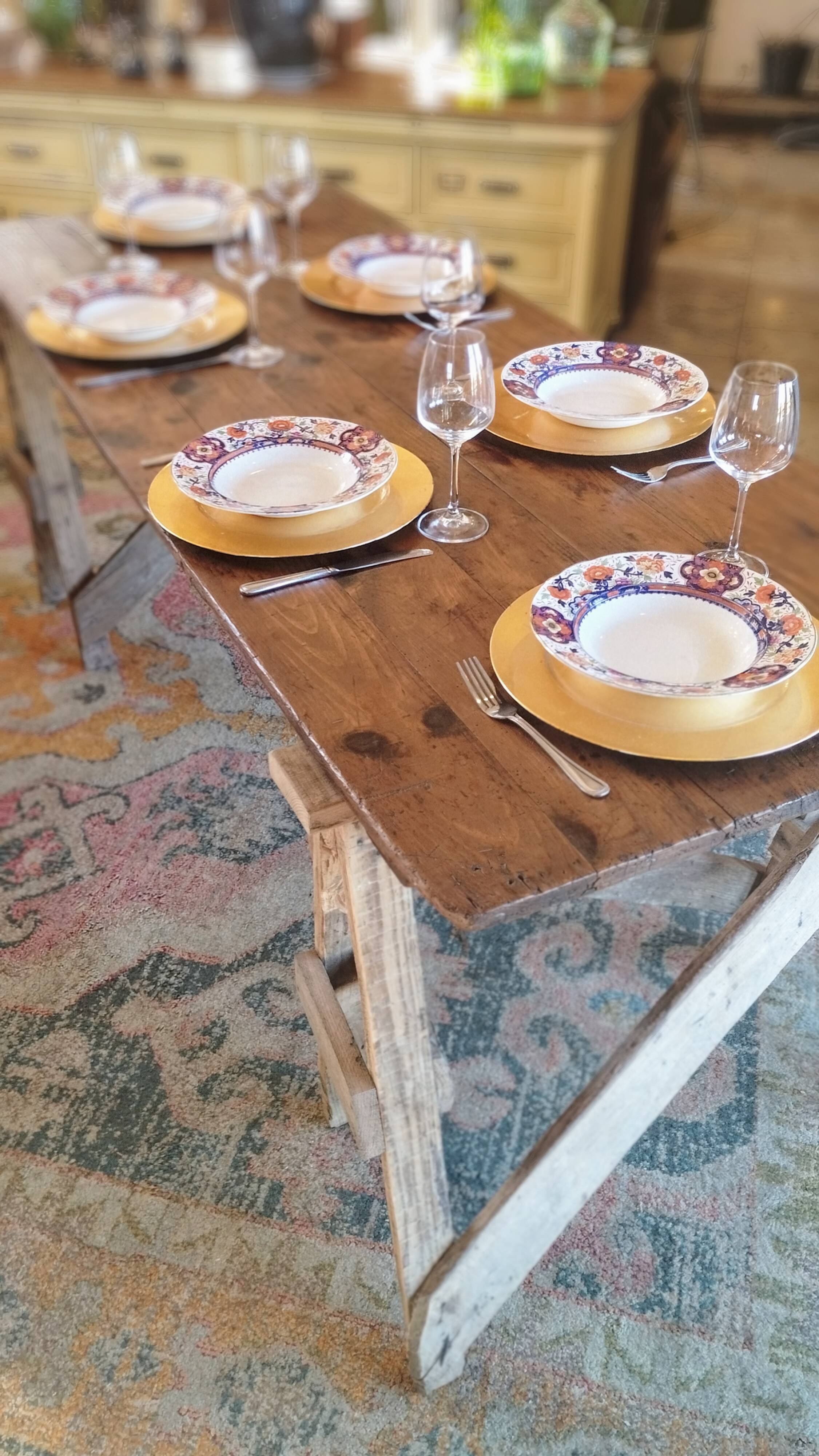 Table de ferme rustique patinée sur de lourds tréteaux
