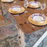 Table de ferme rustique patinée sur de lourds tréteaux