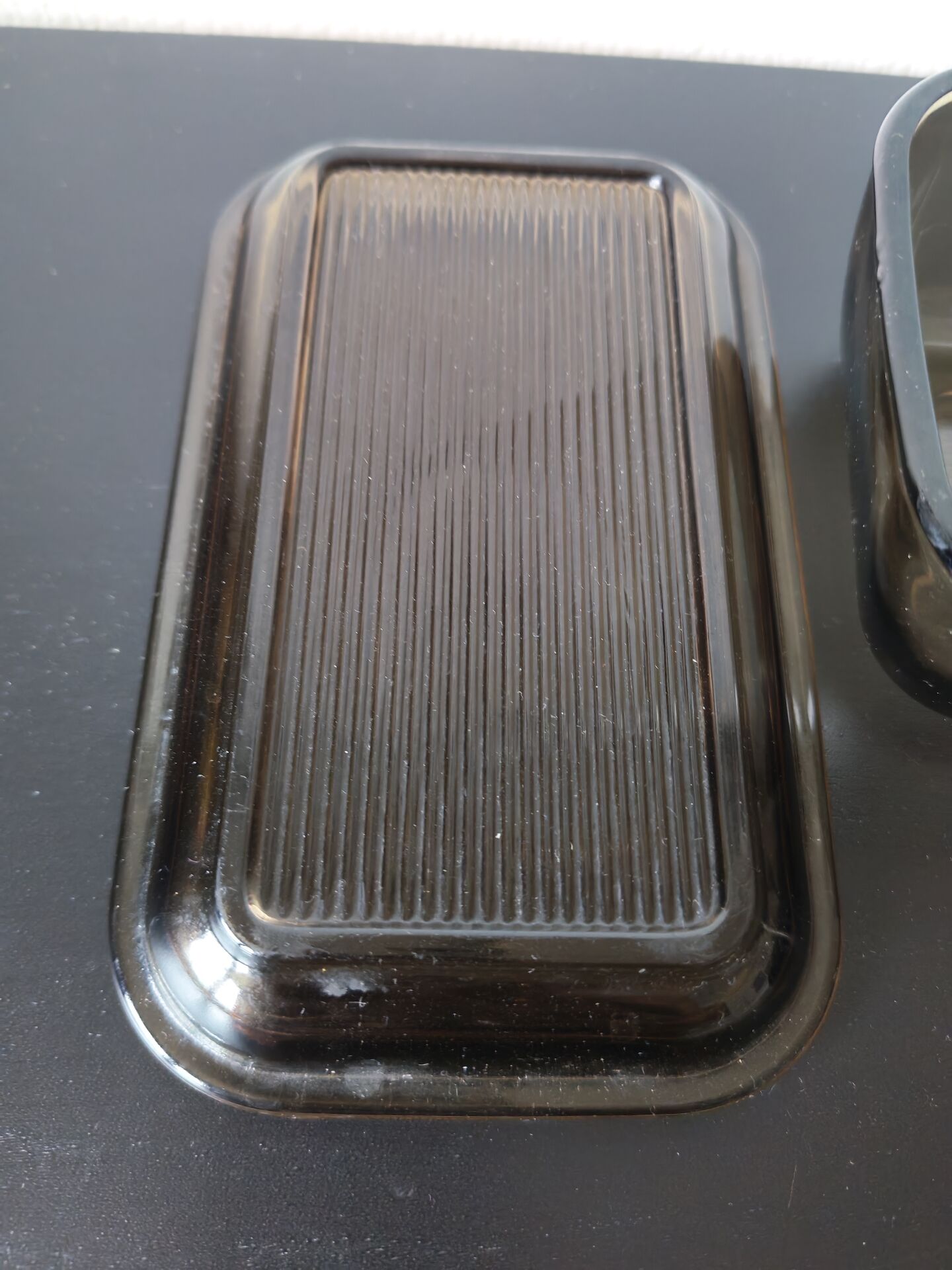 Beurrier Arcoroc en verre fumé 1960