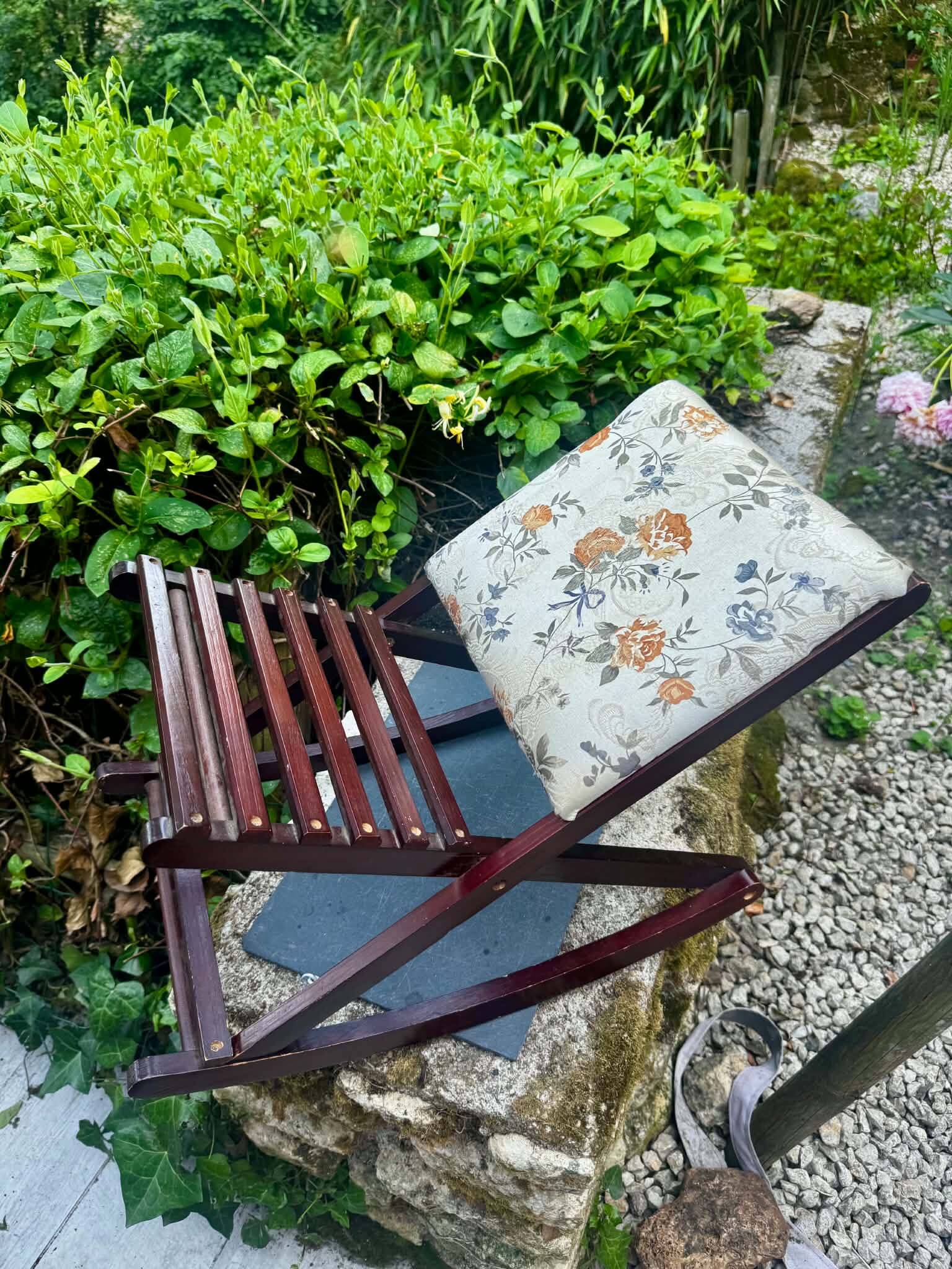 Folding footrest with vintage embroidery