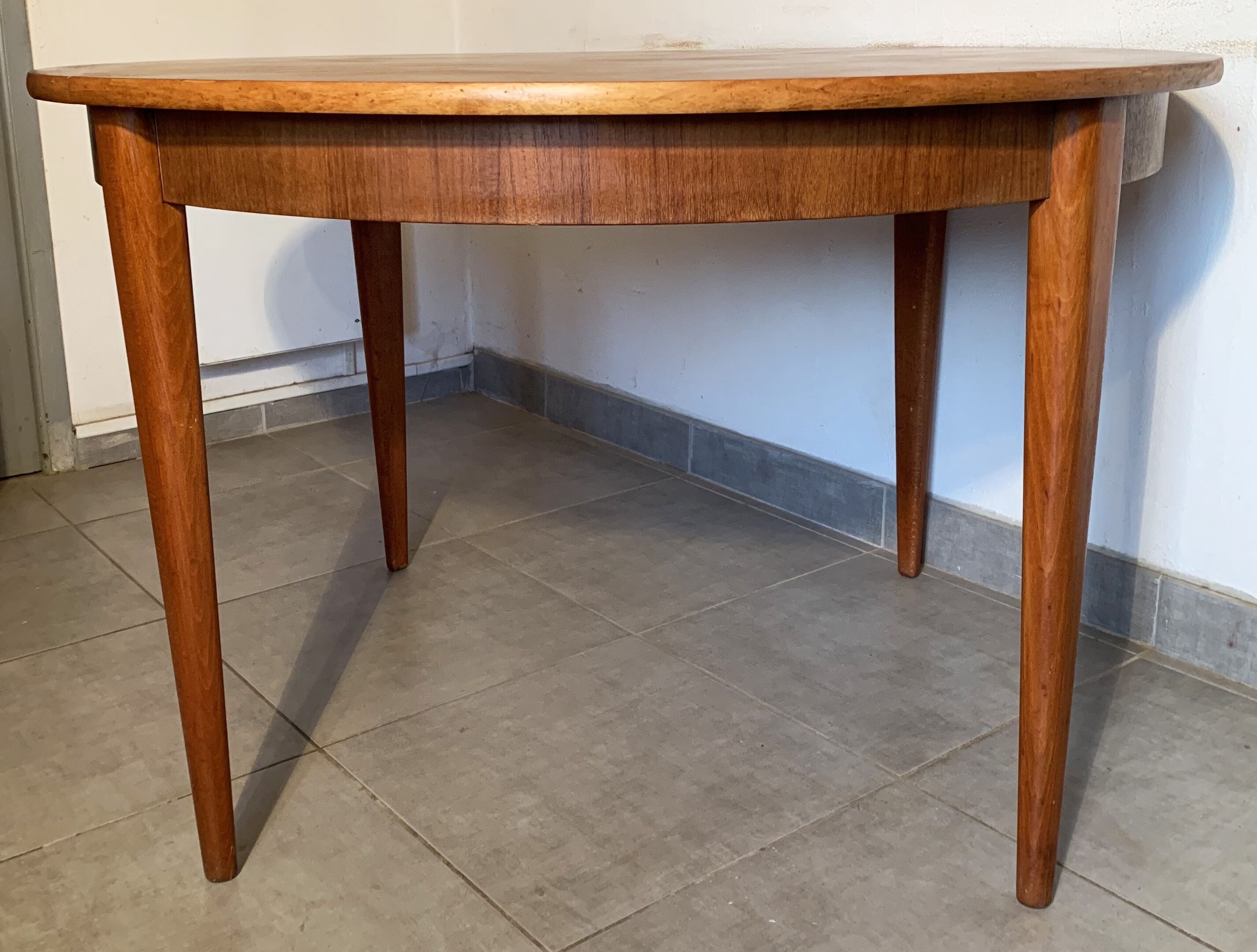 Table de repas ronde aux design scandinave en teck des années 60.