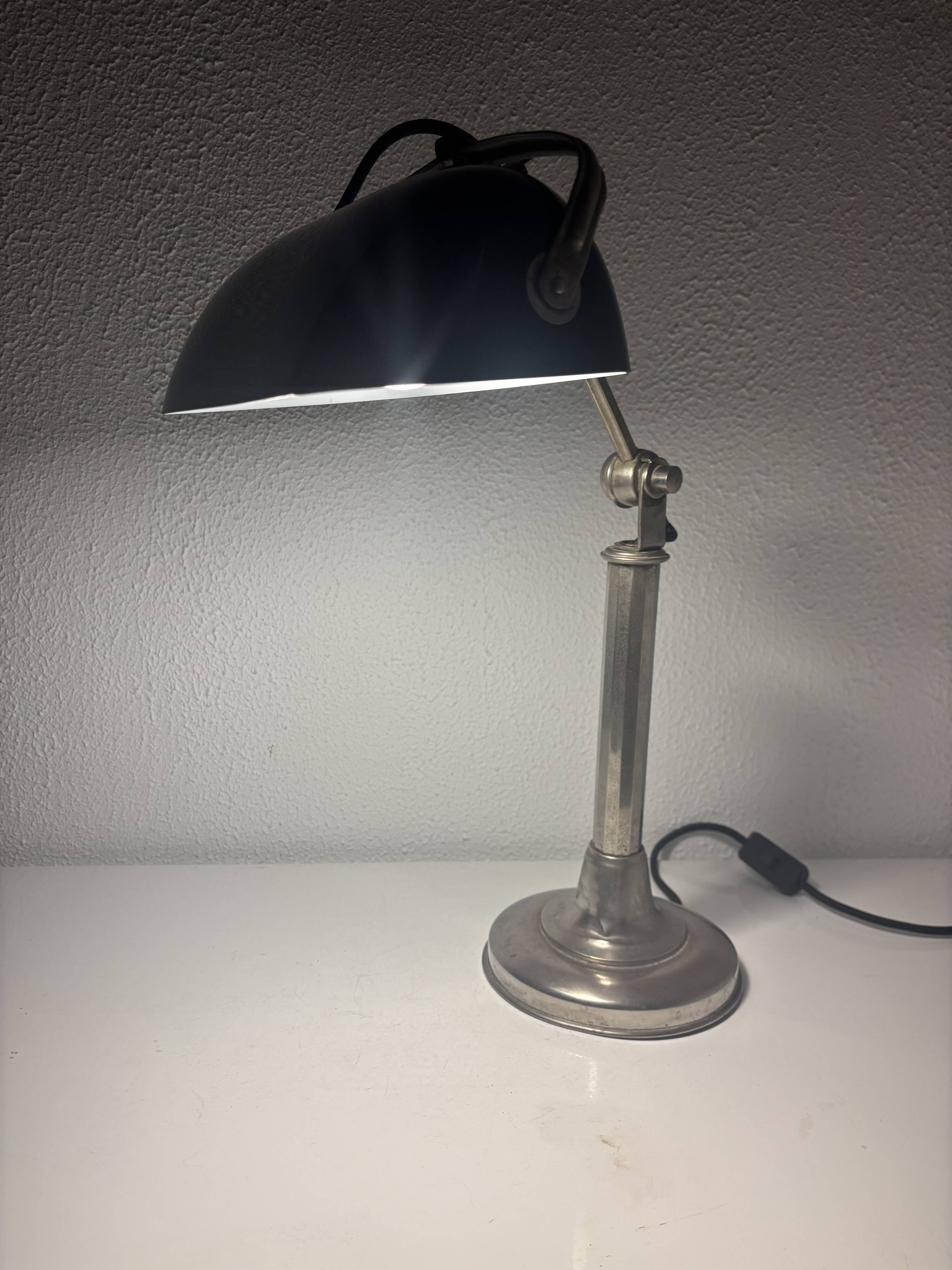 Lampe vintage 1930 Pirouett Art Déco opaline noire - 45 cm