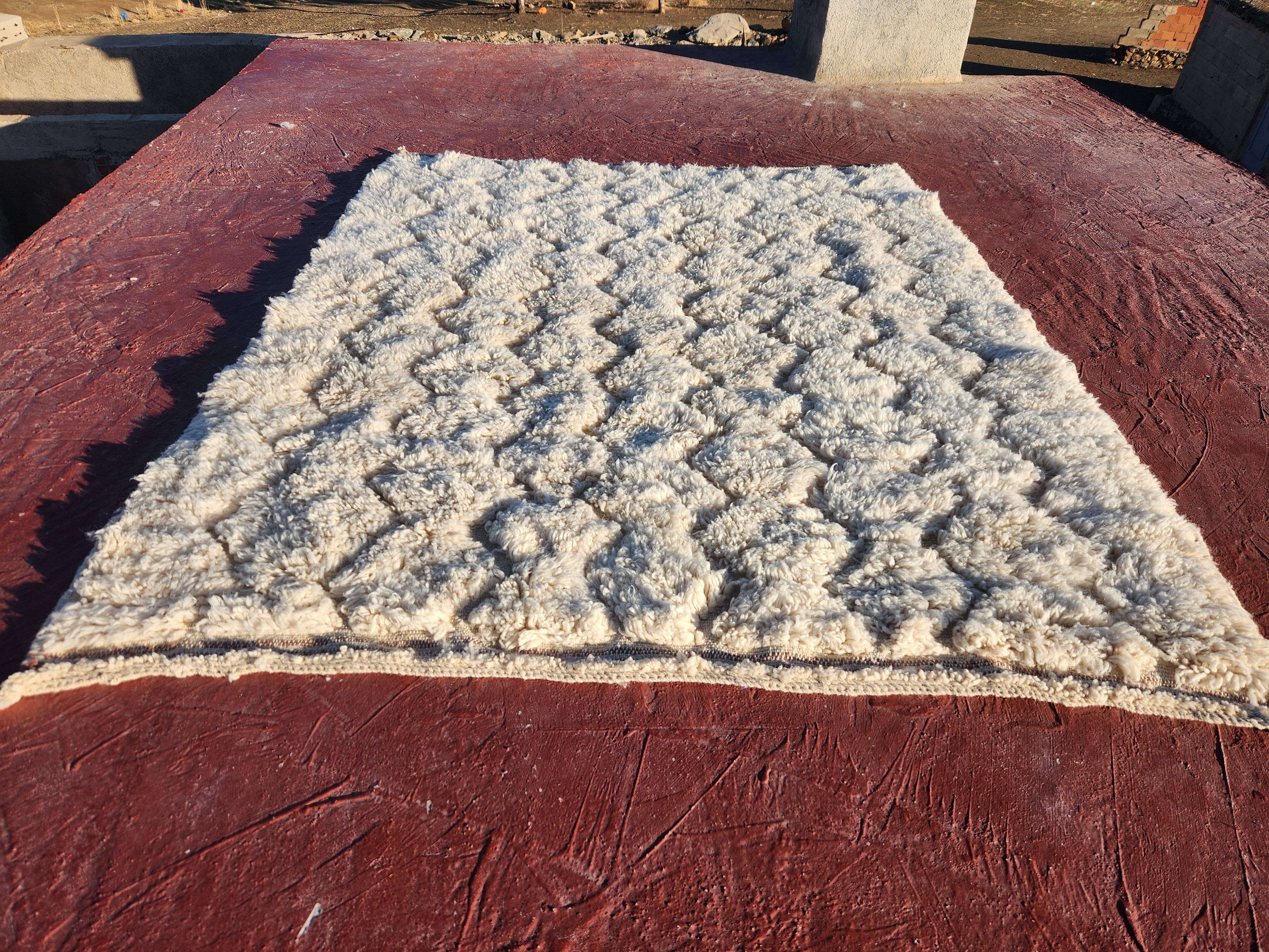 Beni Ouarain rug 160x240 cm – Cream wool with diamond patterns