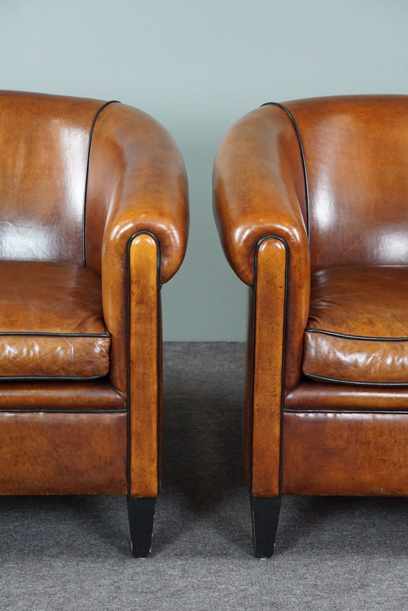 Set of 2 club chairs in black piping sheep leather