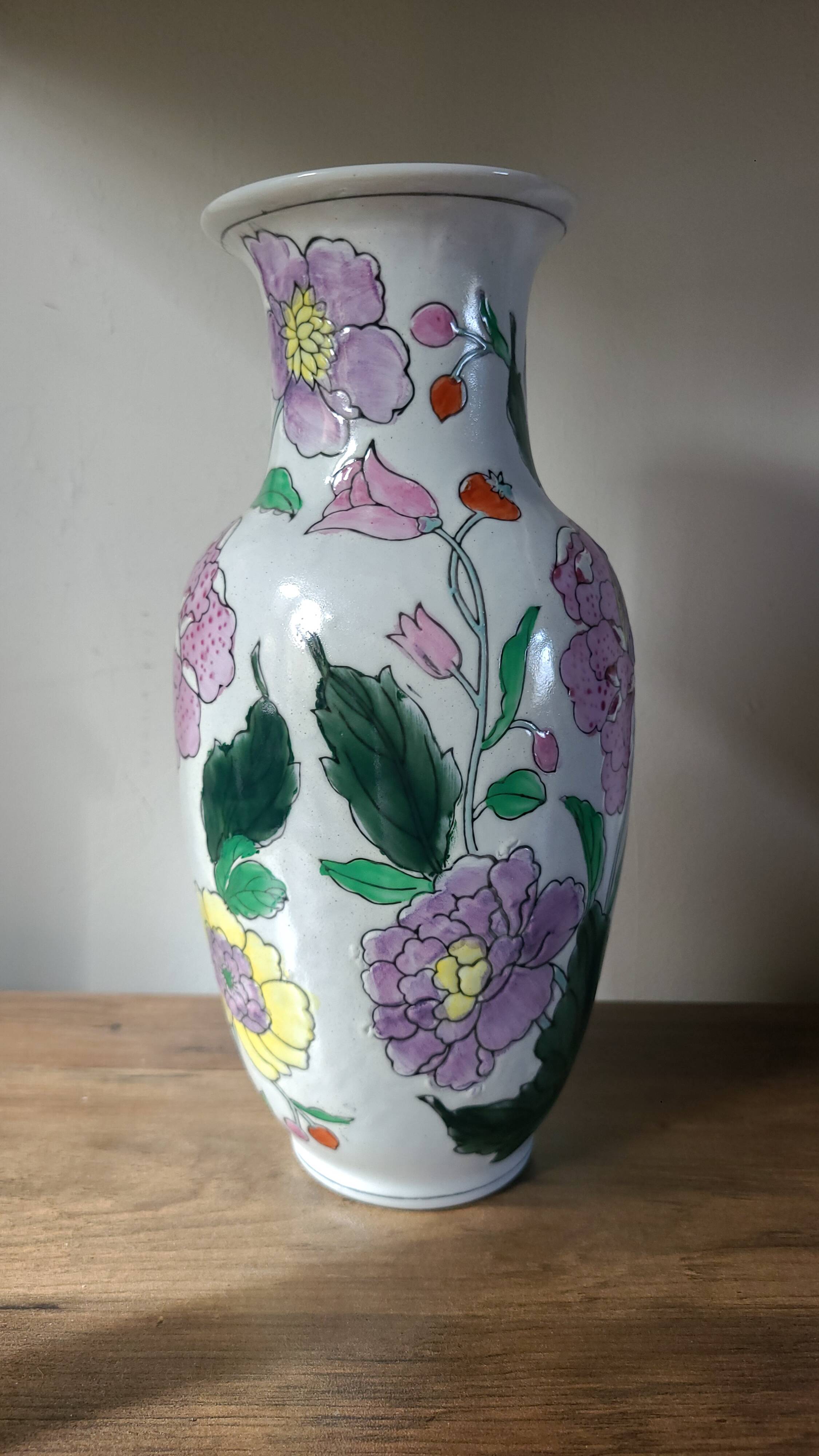 Hand-painted Chinese vase | Floral patterns