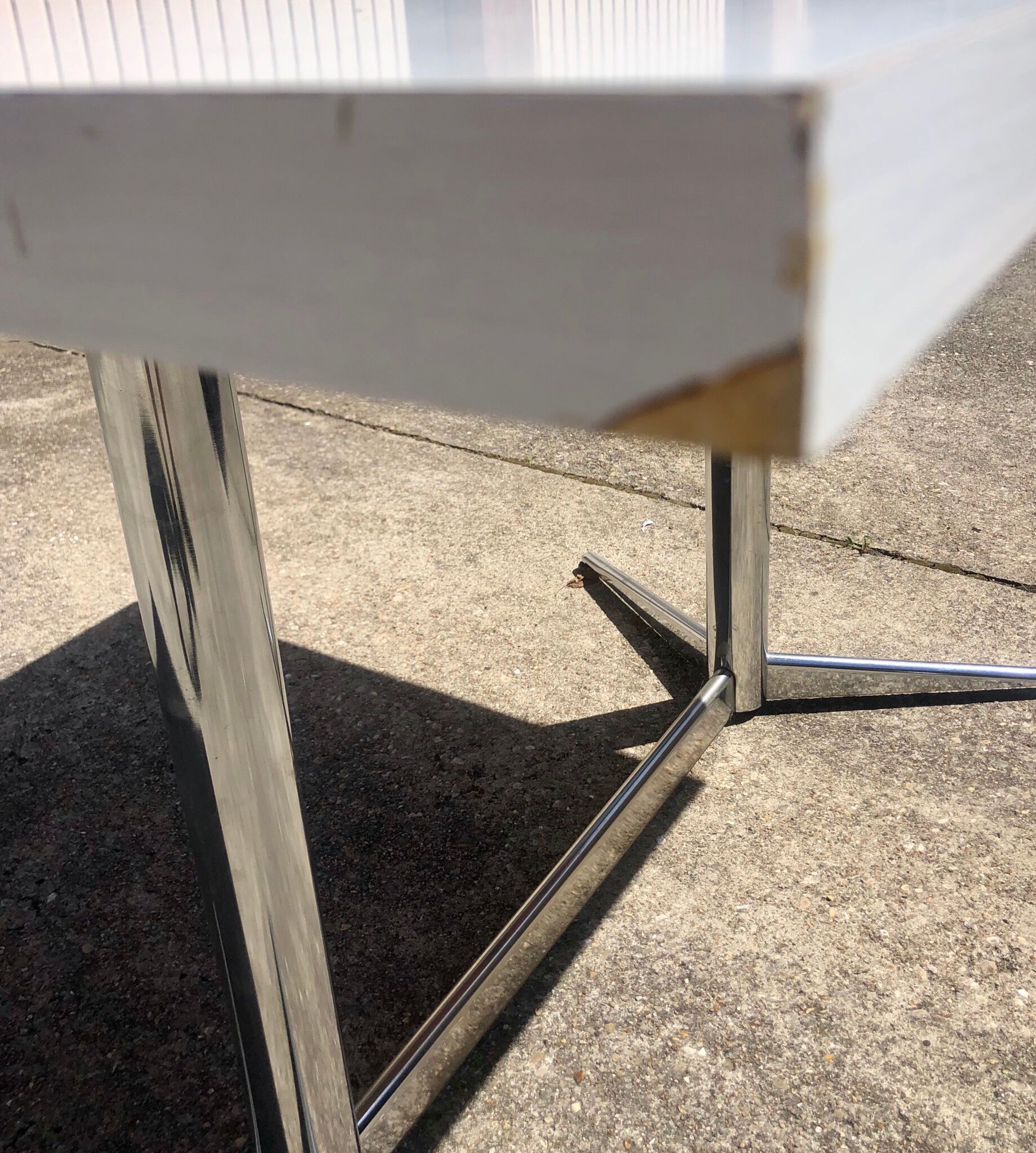 Table vintage blanche piétement