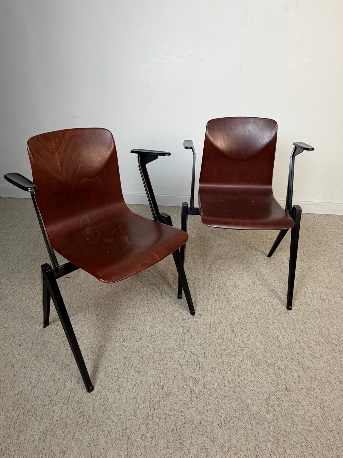 Paire de chaises éditées par Cartel de Belleville.