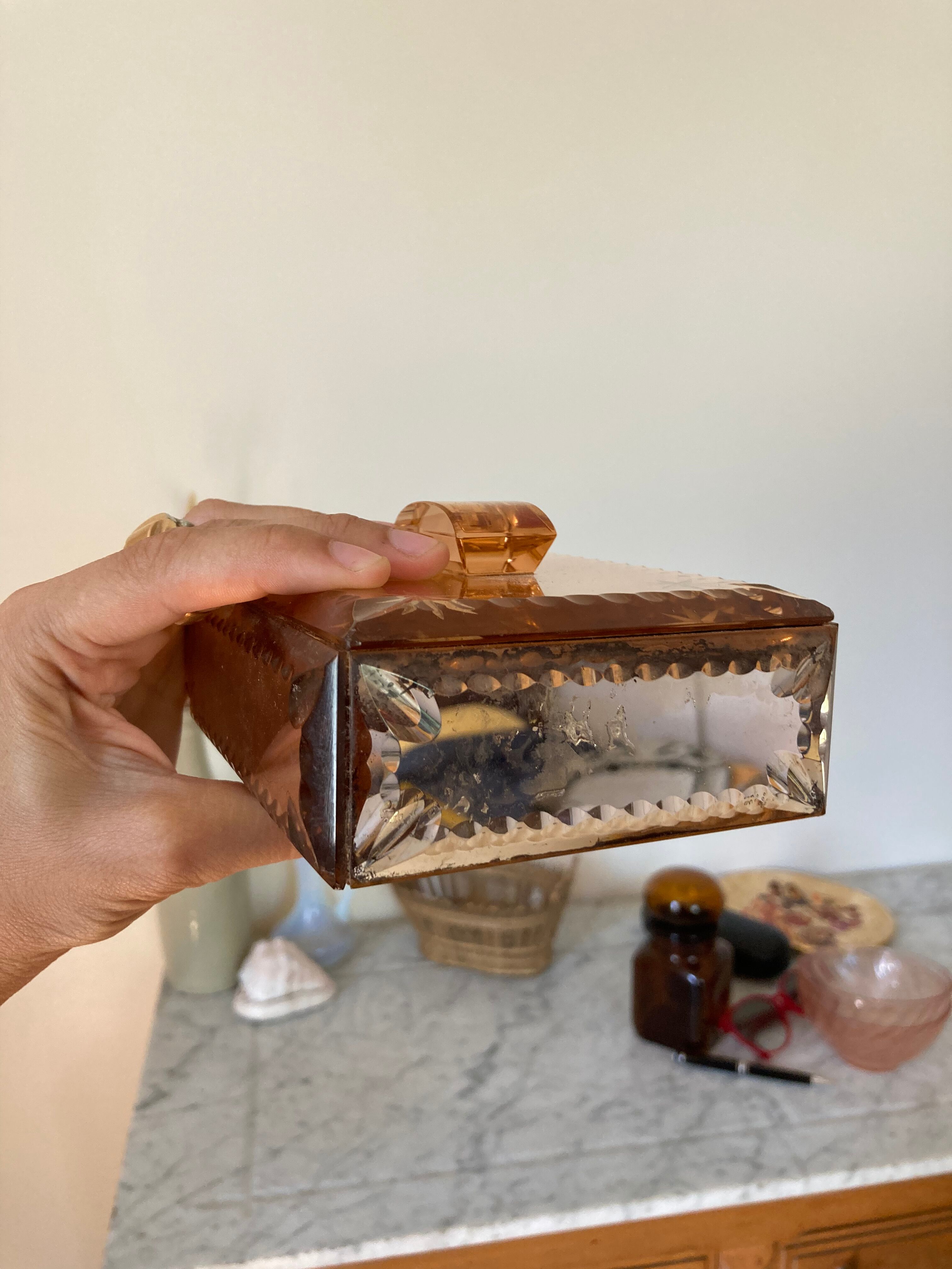 Boîte à bijoux en miroir rose ciselé