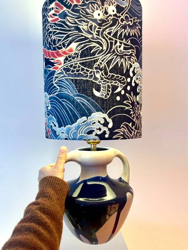 Lampe vase recyclée avec tissu de dragon japonais – céramiques Marei avec expression