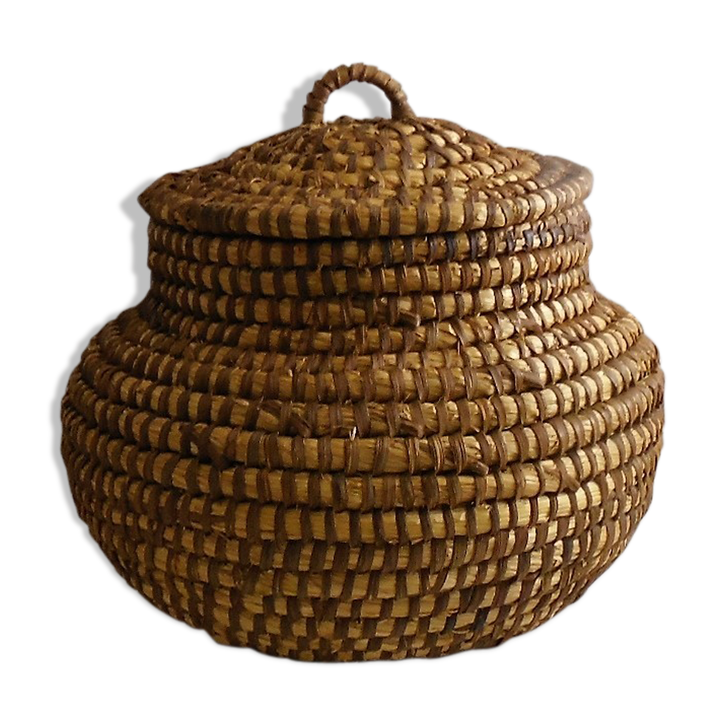 Straw basket with lid