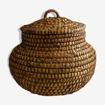 Panier en paille avec couvercle