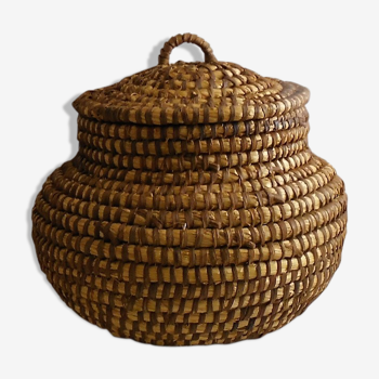 Straw basket with lid