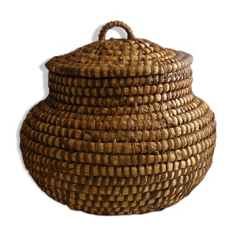 Straw basket with lid