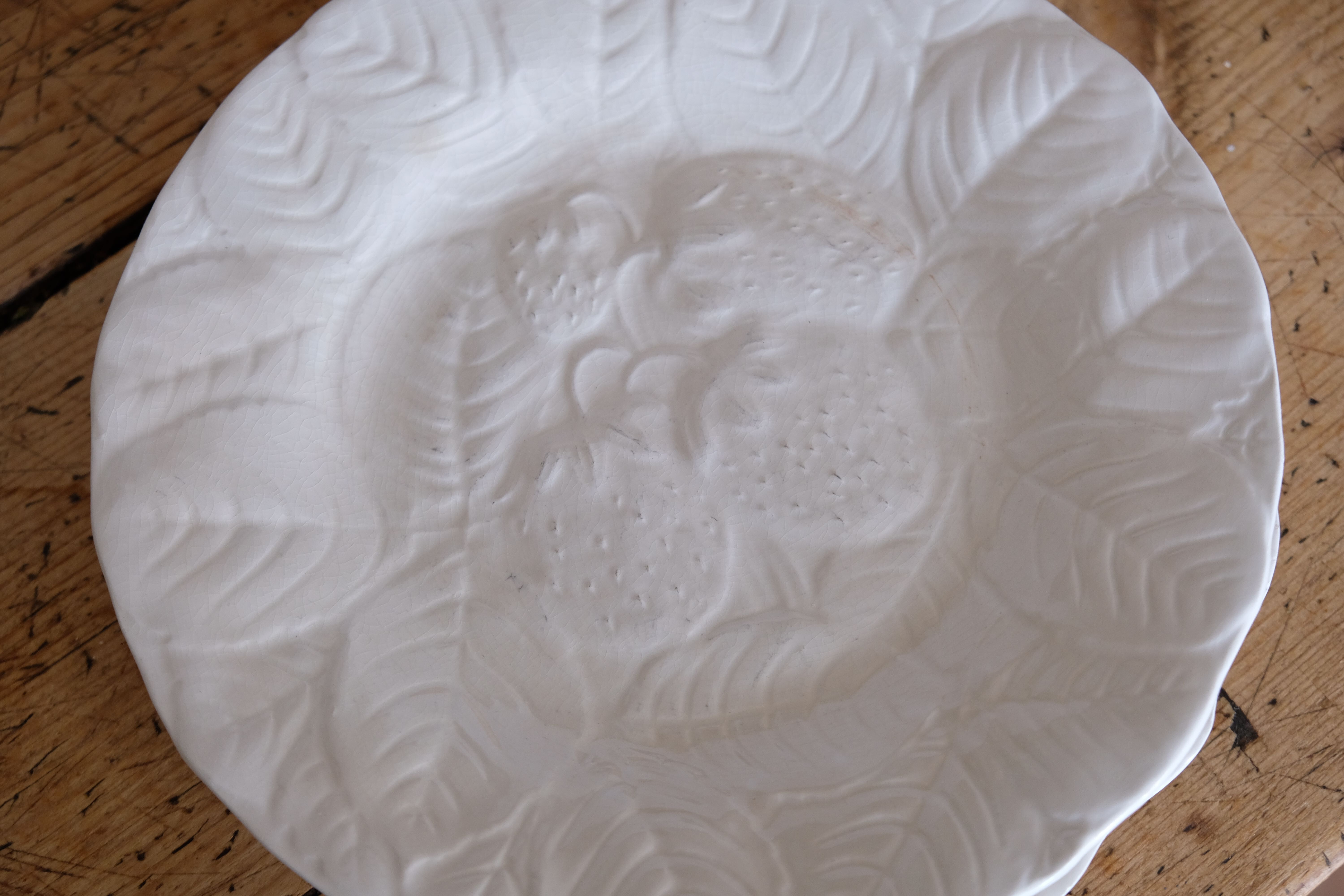 White plate dabbling Sarreguemines strawberries