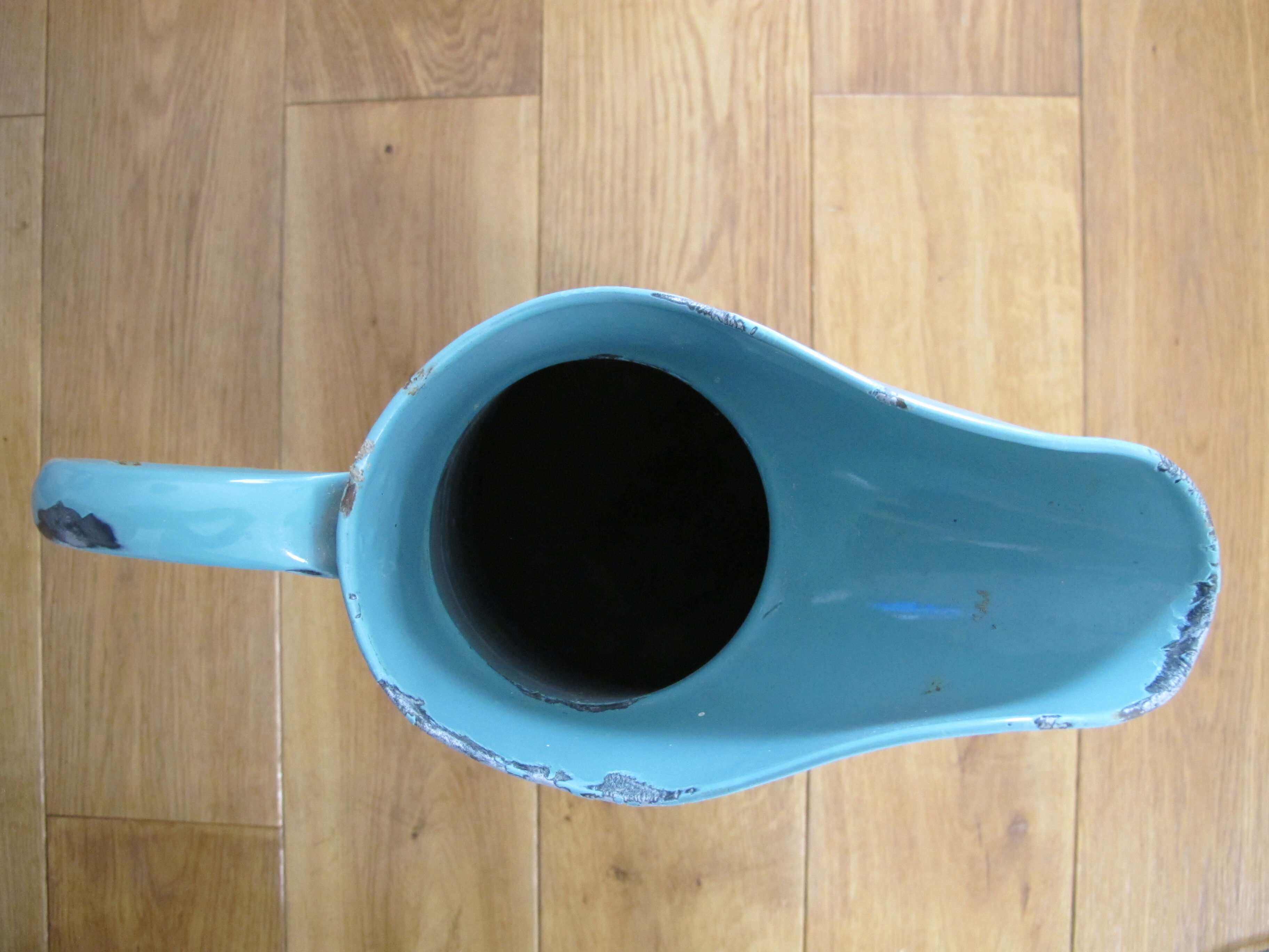 Grand broc in metal emaillé