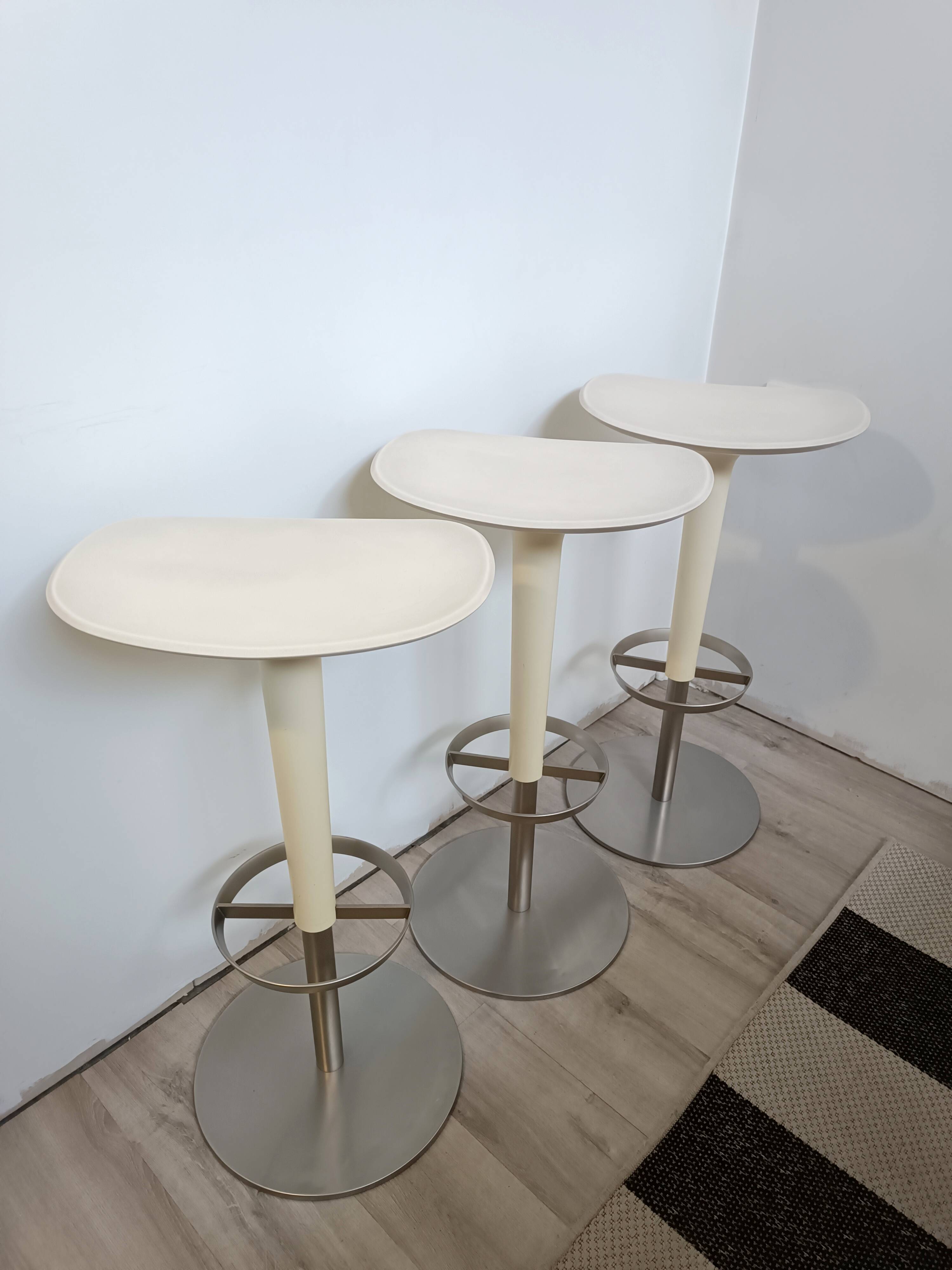 Ensemble de tabourets Babar par Simon Pengelly pour Arper 2006