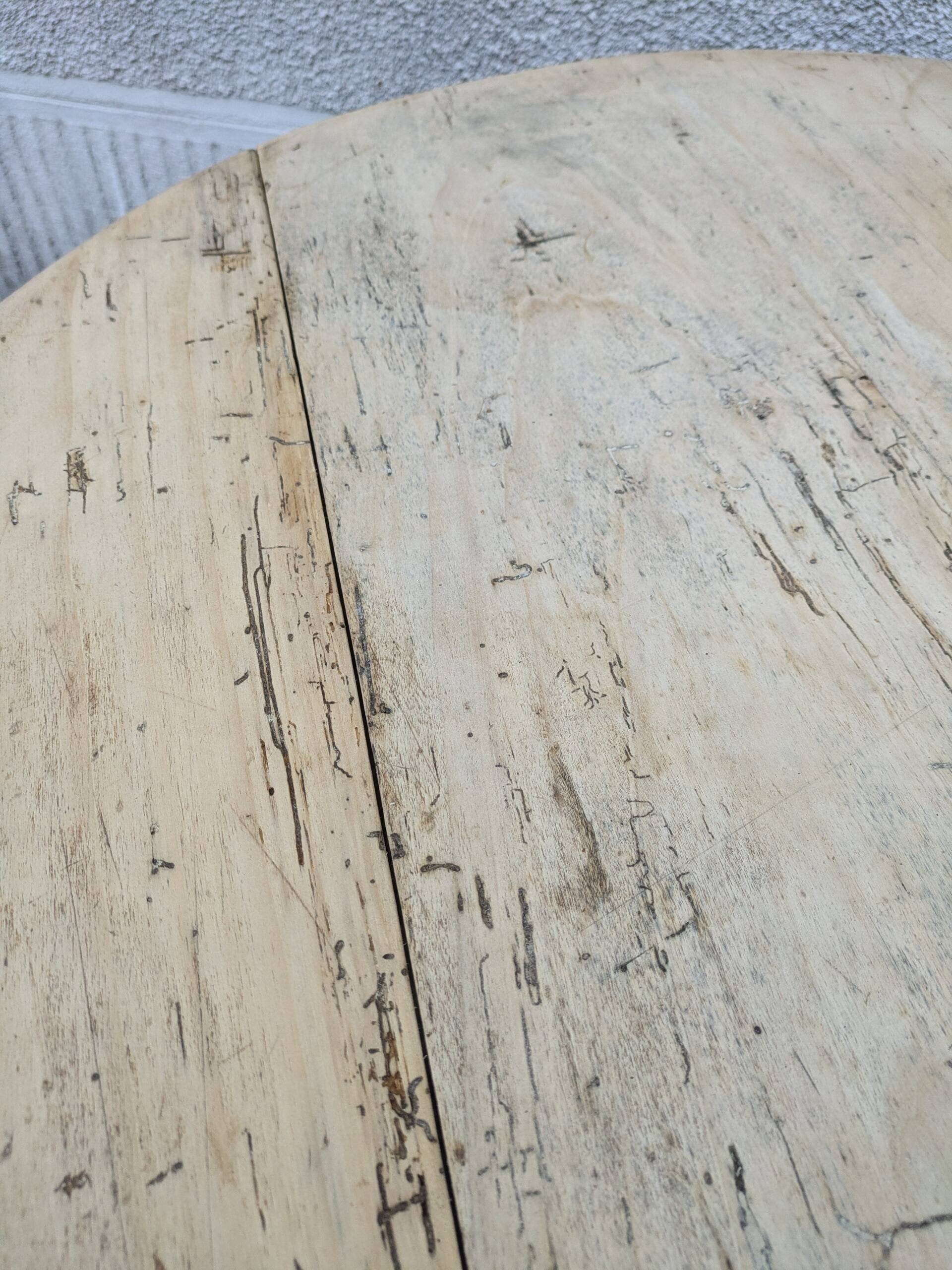 Round coffee table