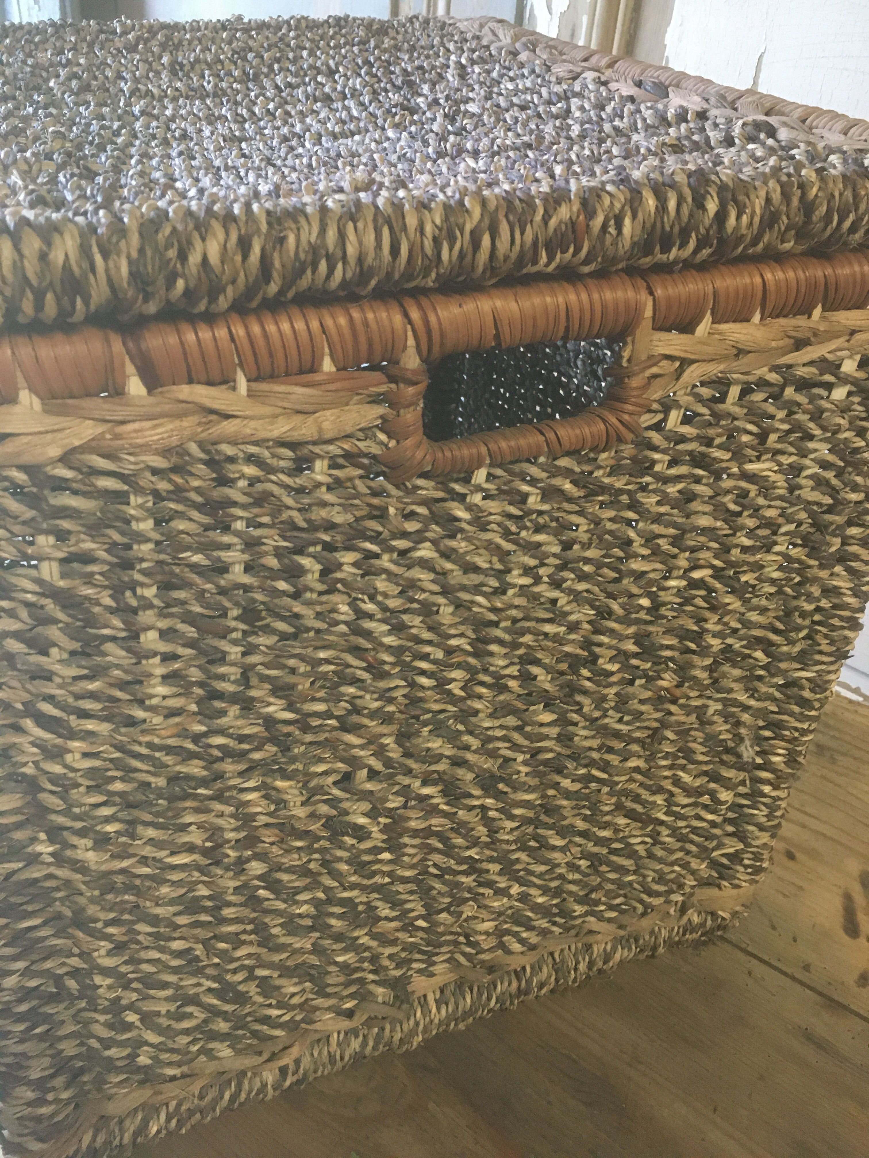 Chest in raffia or wicker