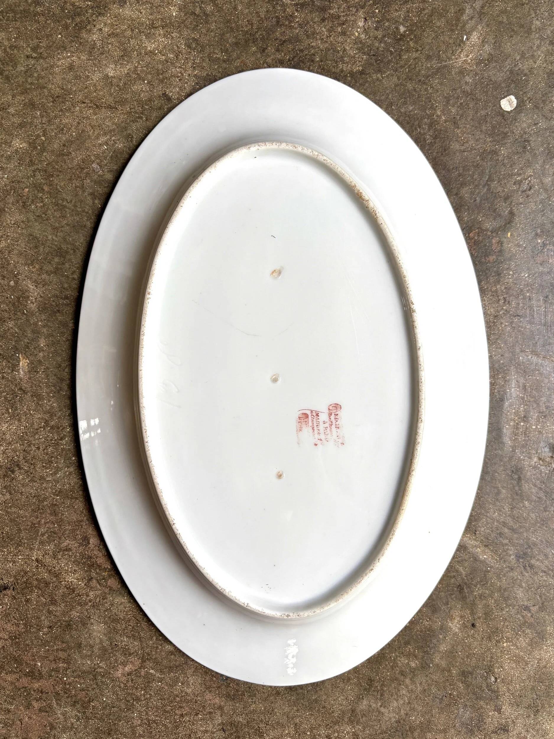 Plat ovale en porcelaine blanche, verte et dorée