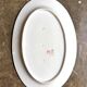 Plat ovale en porcelaine blanche, verte et dorée