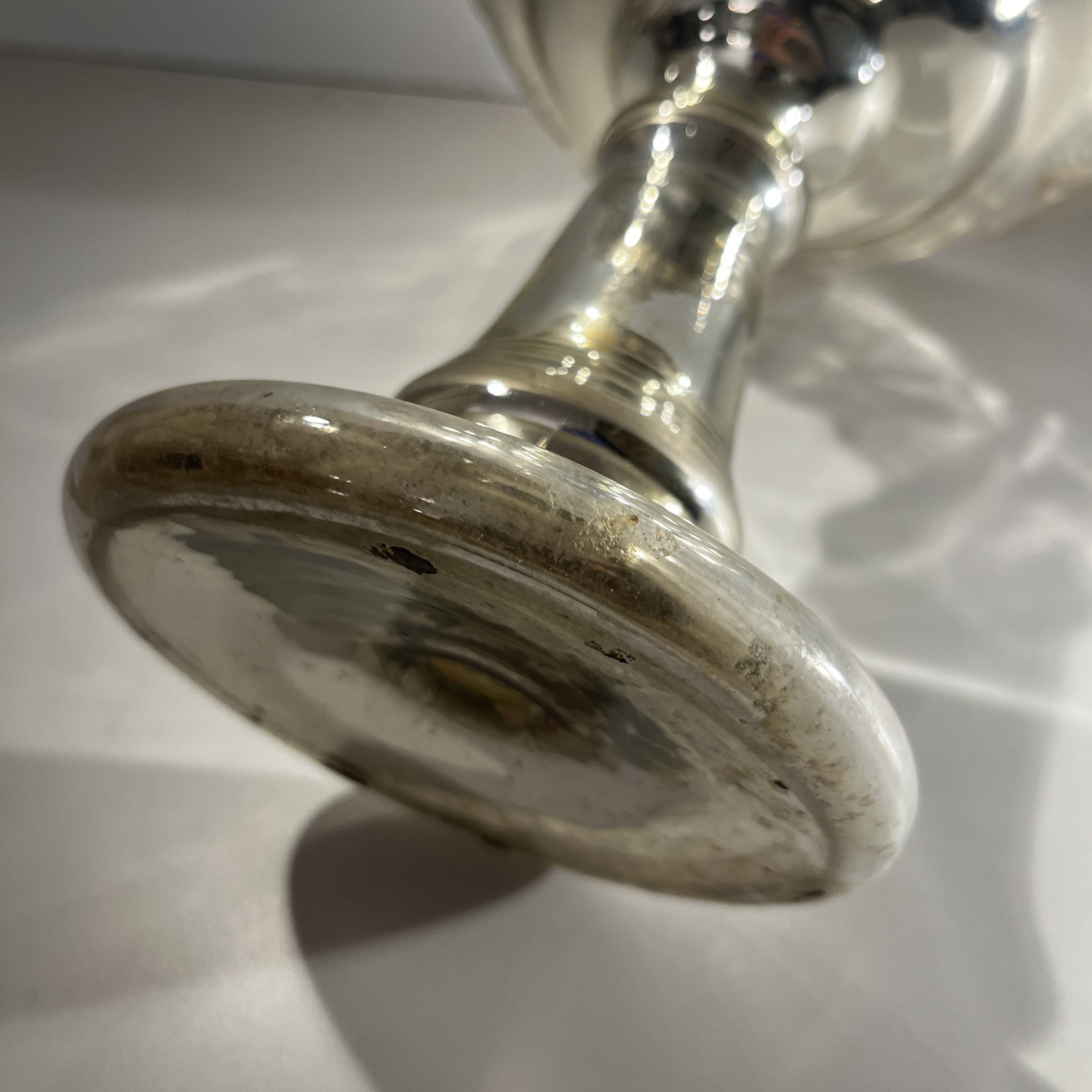 Cup in blown mercury and gilded glass called "sulfide", floral decoration engraved with