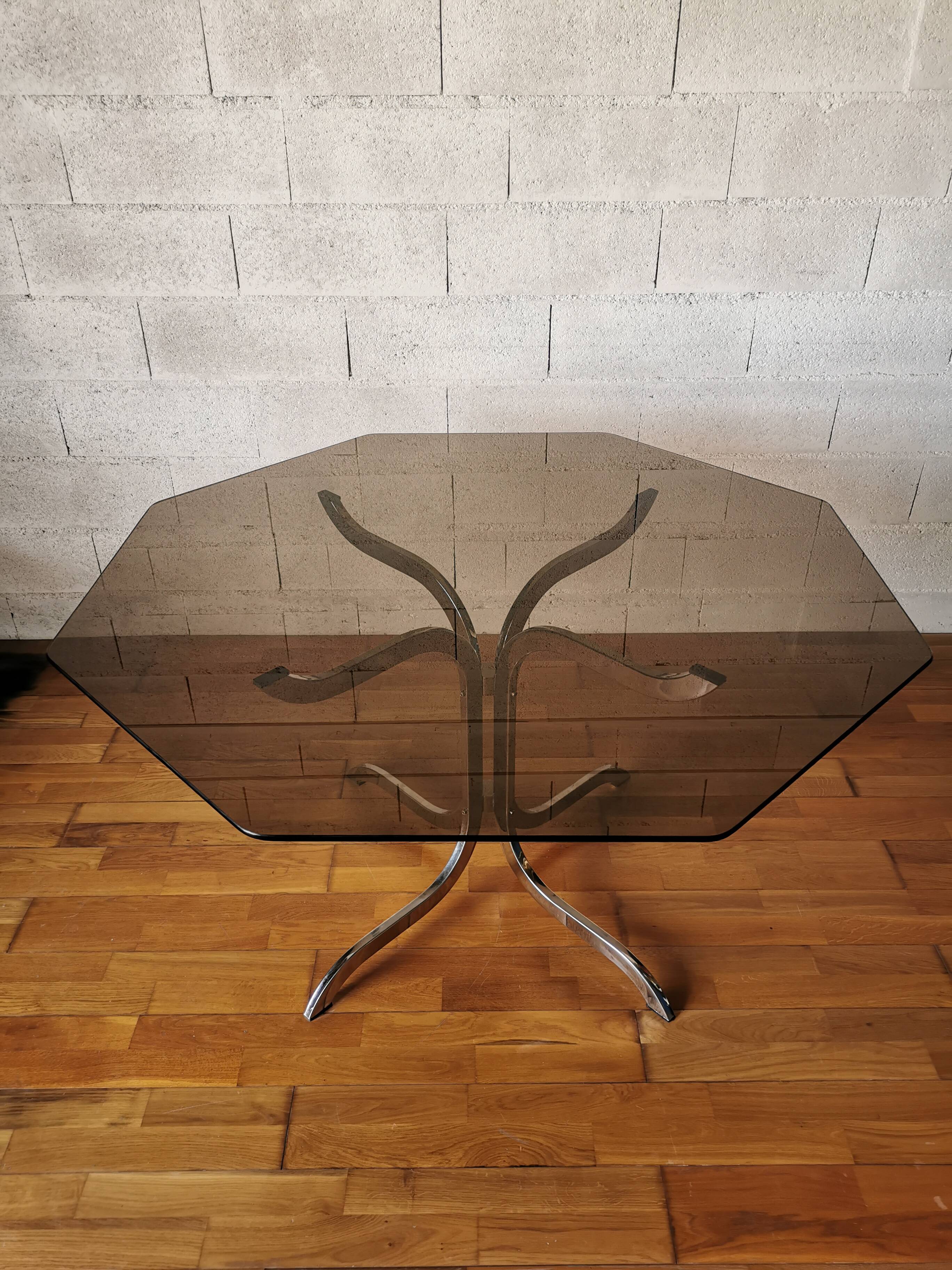 Table de salle à manger piètement chromé et plateau verre fumé circa 1970.