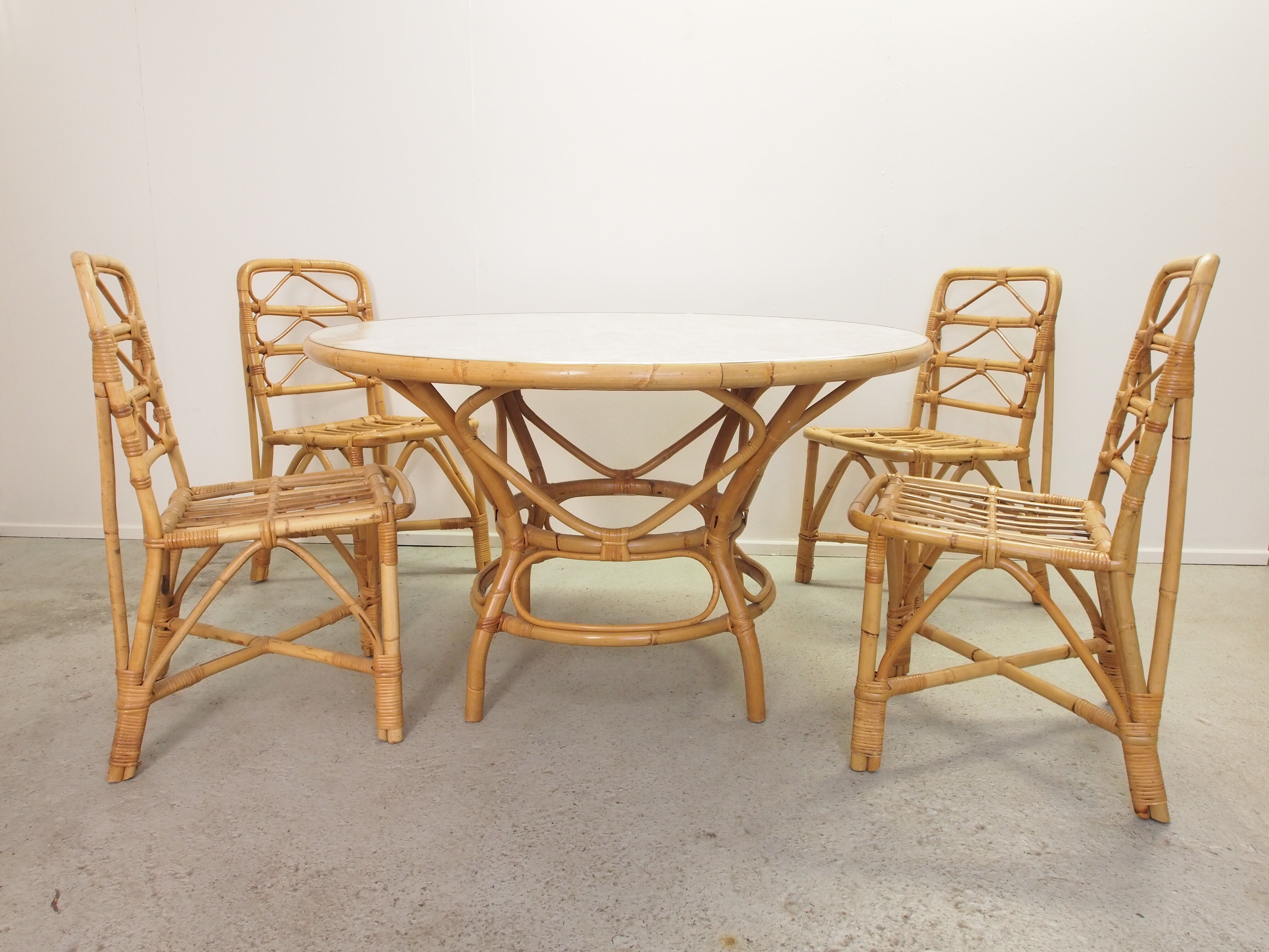 Vintage mid century dutch design rattan round table by Rohe