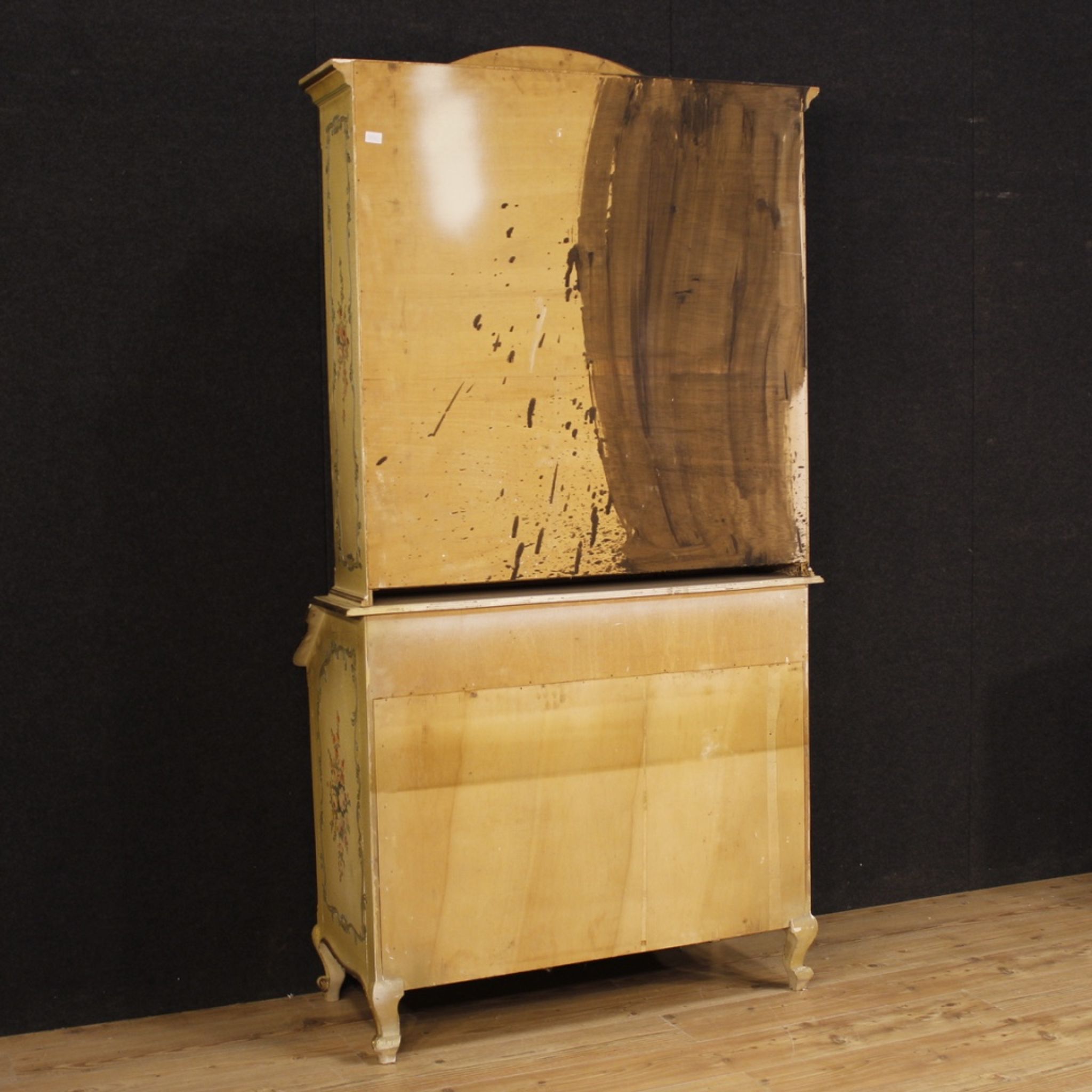 Lacquered Venetian buffet painted and gilded