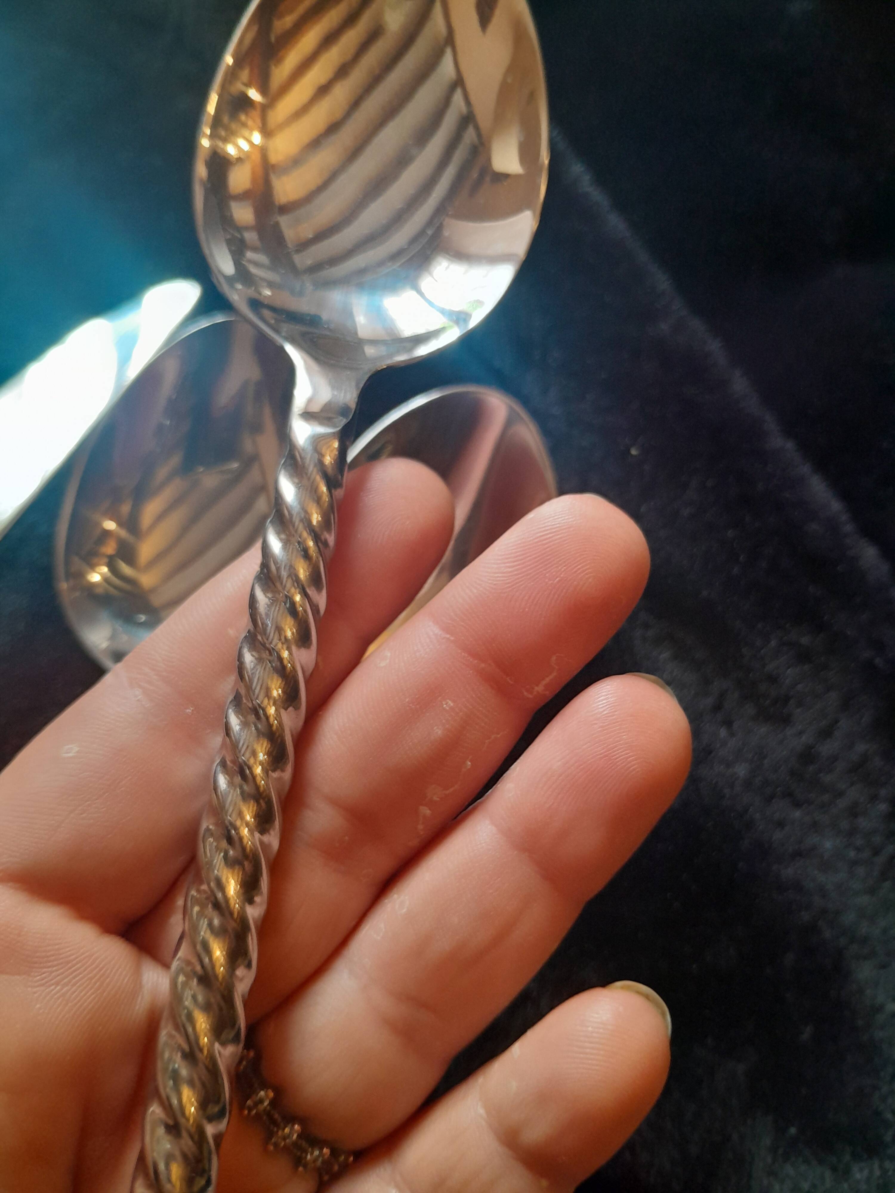 Twisted cutlery