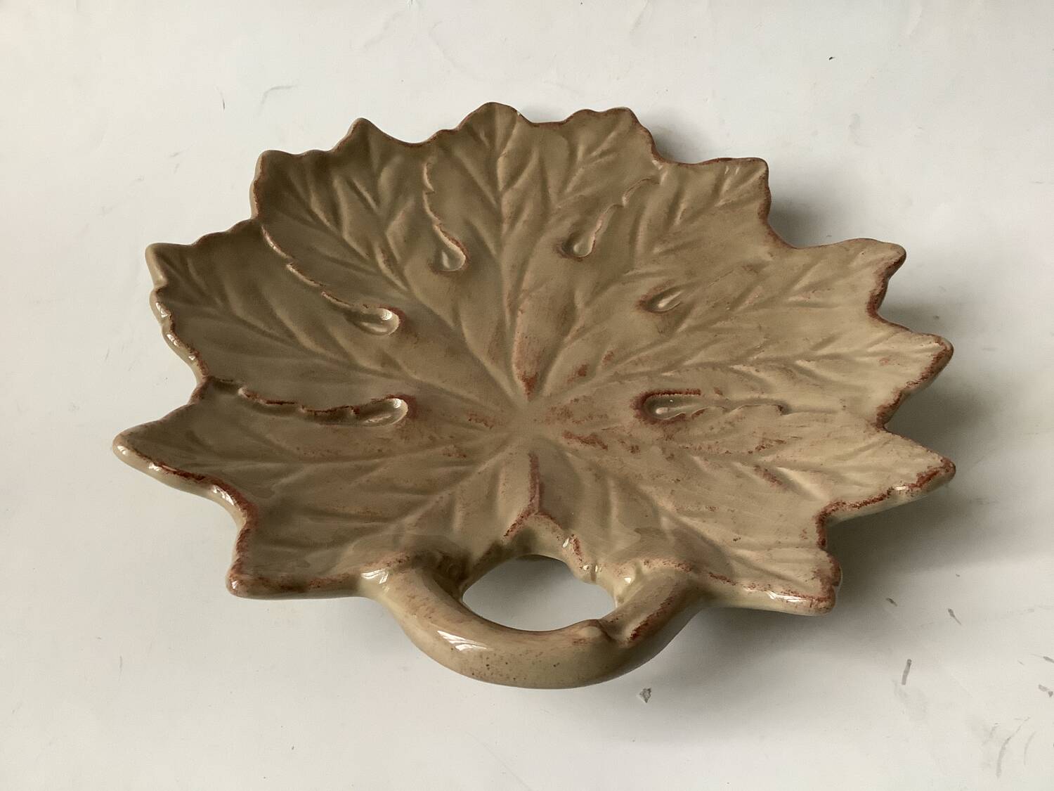 Ceramic leaf pocket emptier