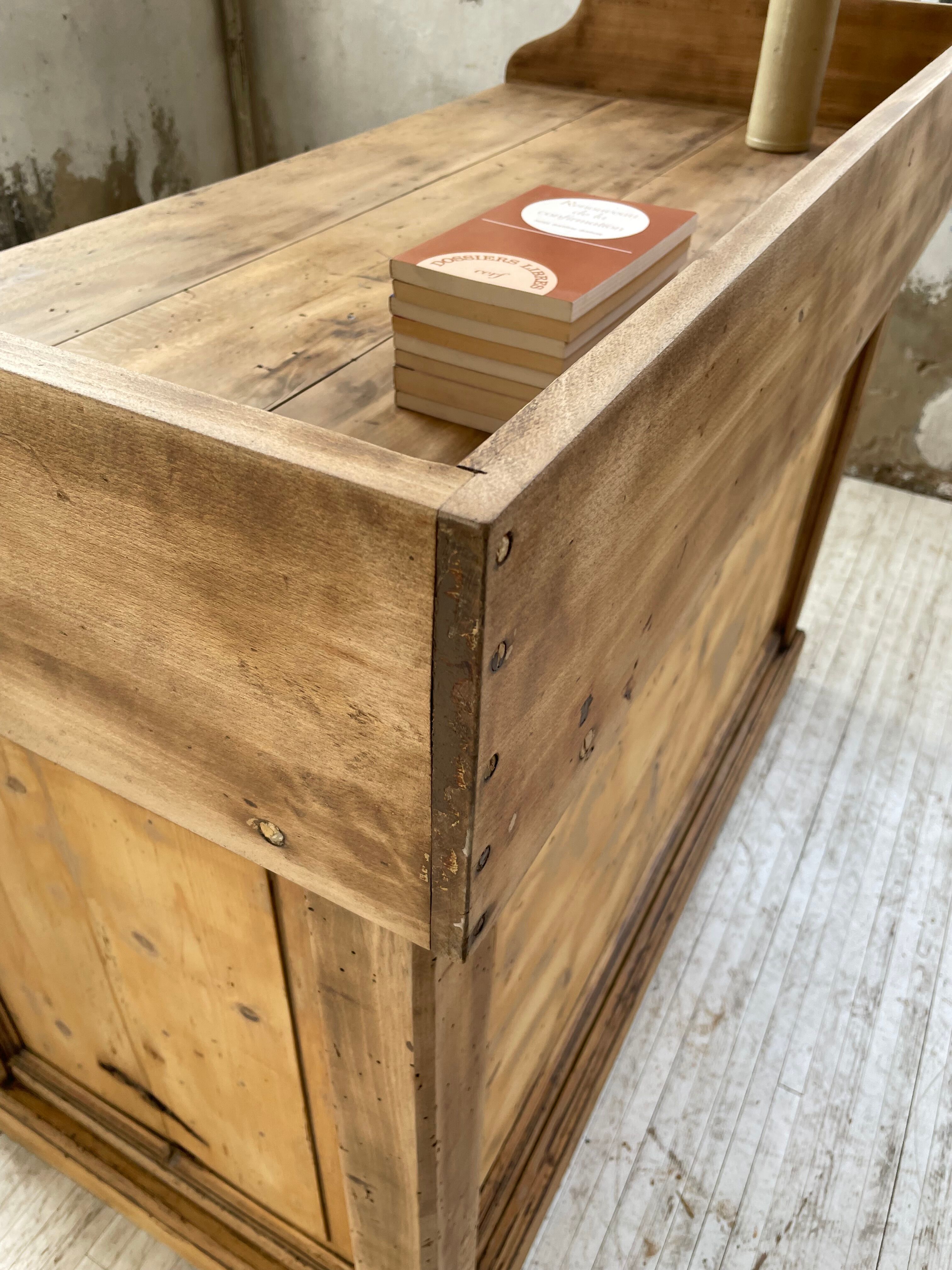 Trading counter central island pine