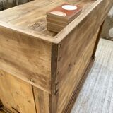 Trading counter central island pine