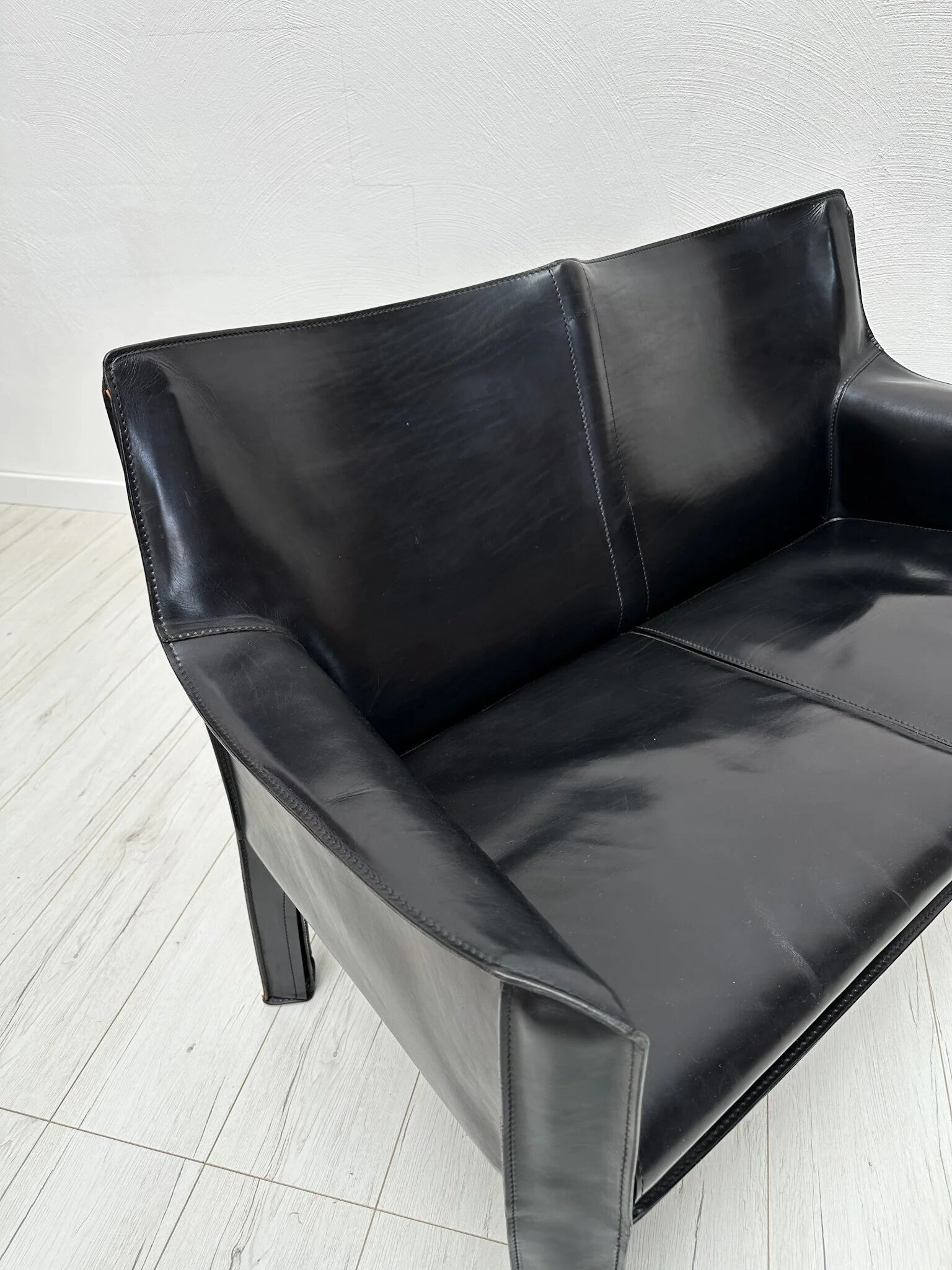 1980s vintage Italian designer ‘CAB 414’ 2-seater leather sofa by Mario Bellini for Cassina in black leather