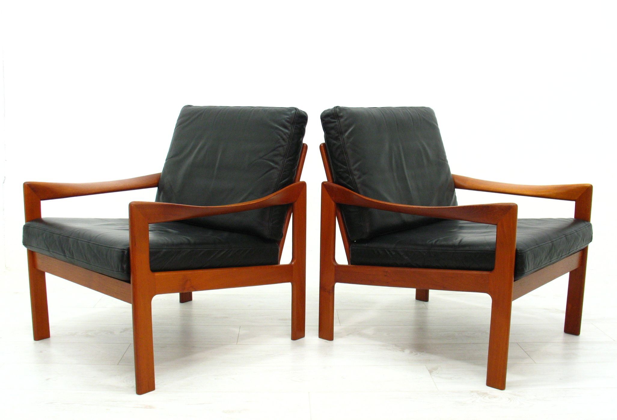 Lounge chairs by Illum Walkelsø for Niels Eilersen, 1960s