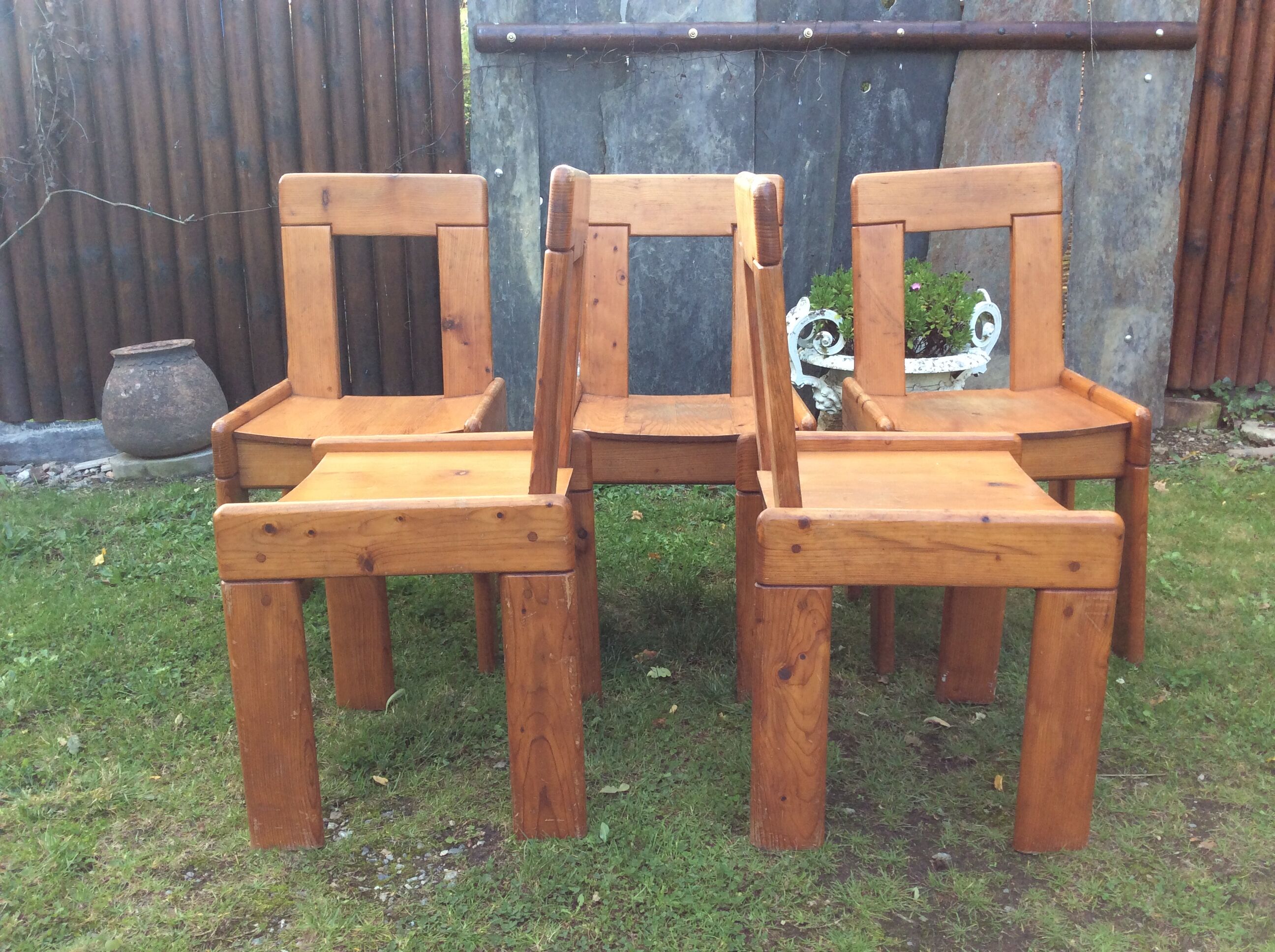 Set of 6 vintage chairs in solid pine.