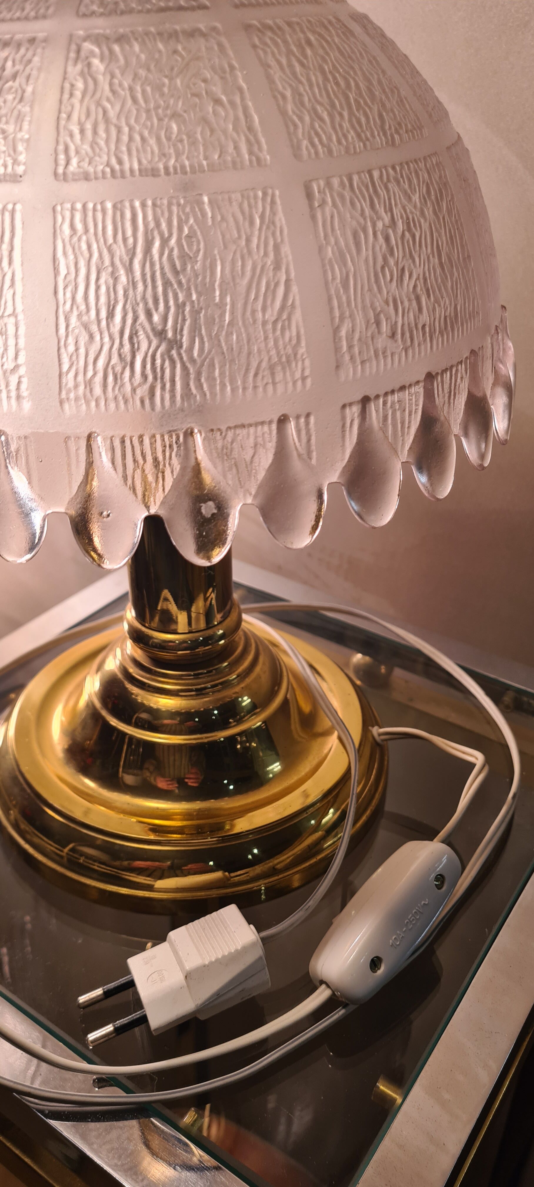 Delux lamp 1970 A 80 gold chrome ,,,,,and molded glass 31x22 very good condition