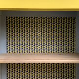 Armoire parisienne bonnetière ancienne jaune poudré.