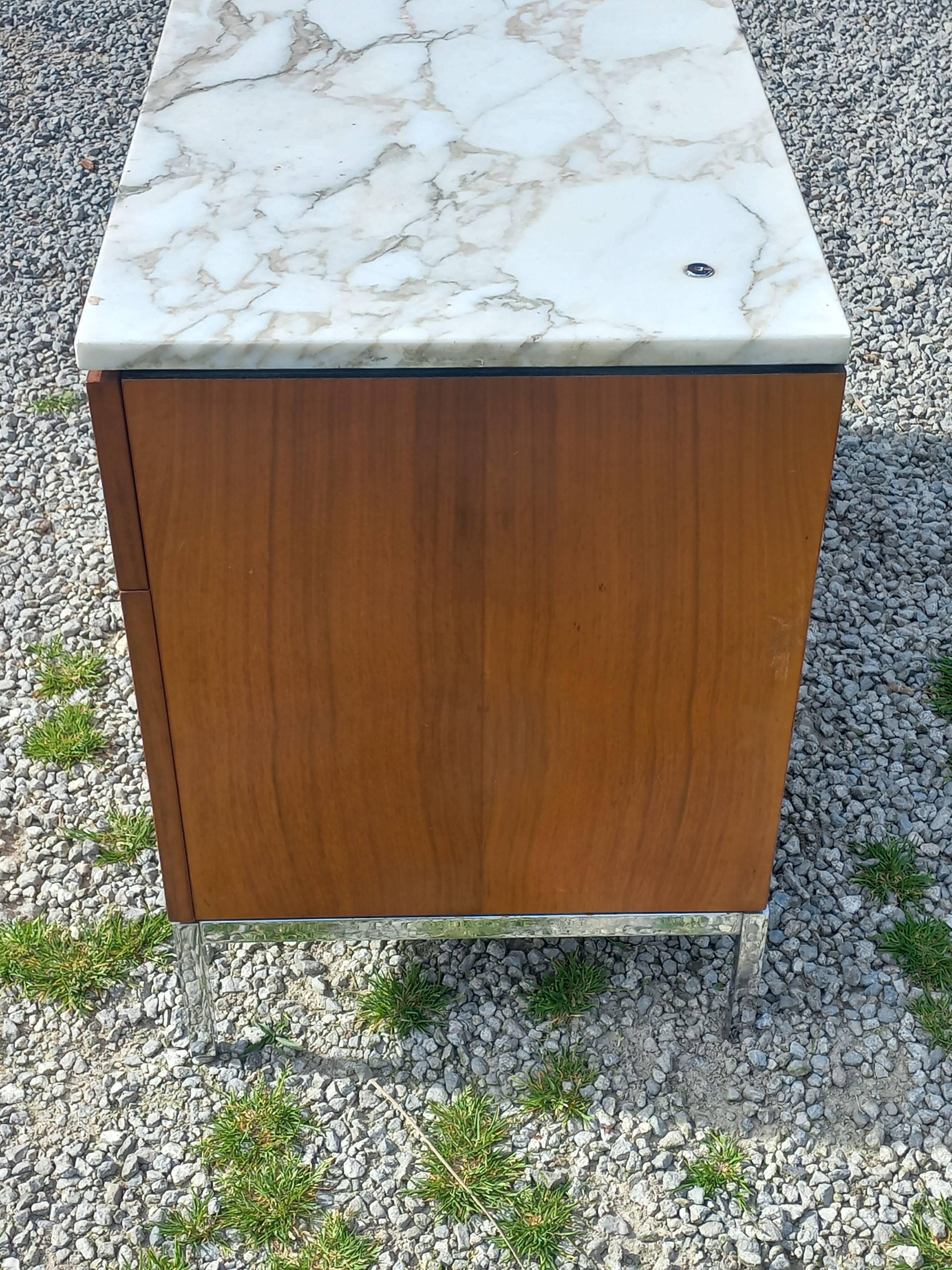 Florence Knoll buffet in wood and marble with chrome legs from the 1970s.