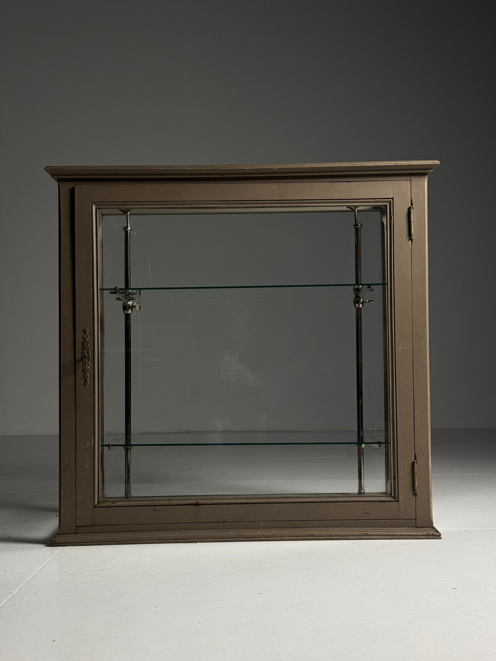 Vitrine française du début du 20e siècle grise
