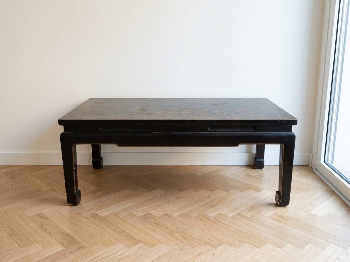 Chinese coffee table in black and gold wood.