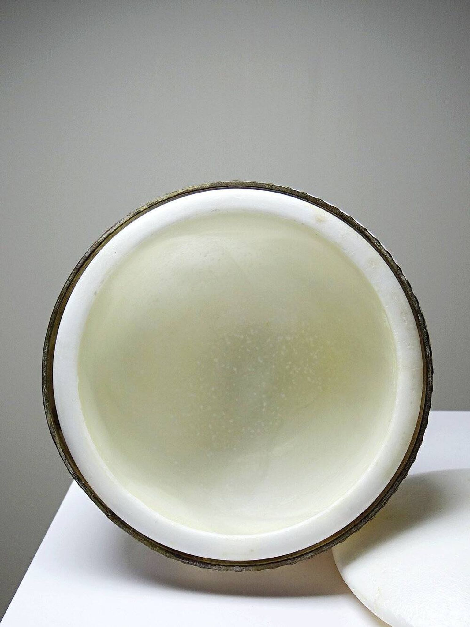 Alabaster and bronze bonbonnière in Empire style, circa 1900-1930.