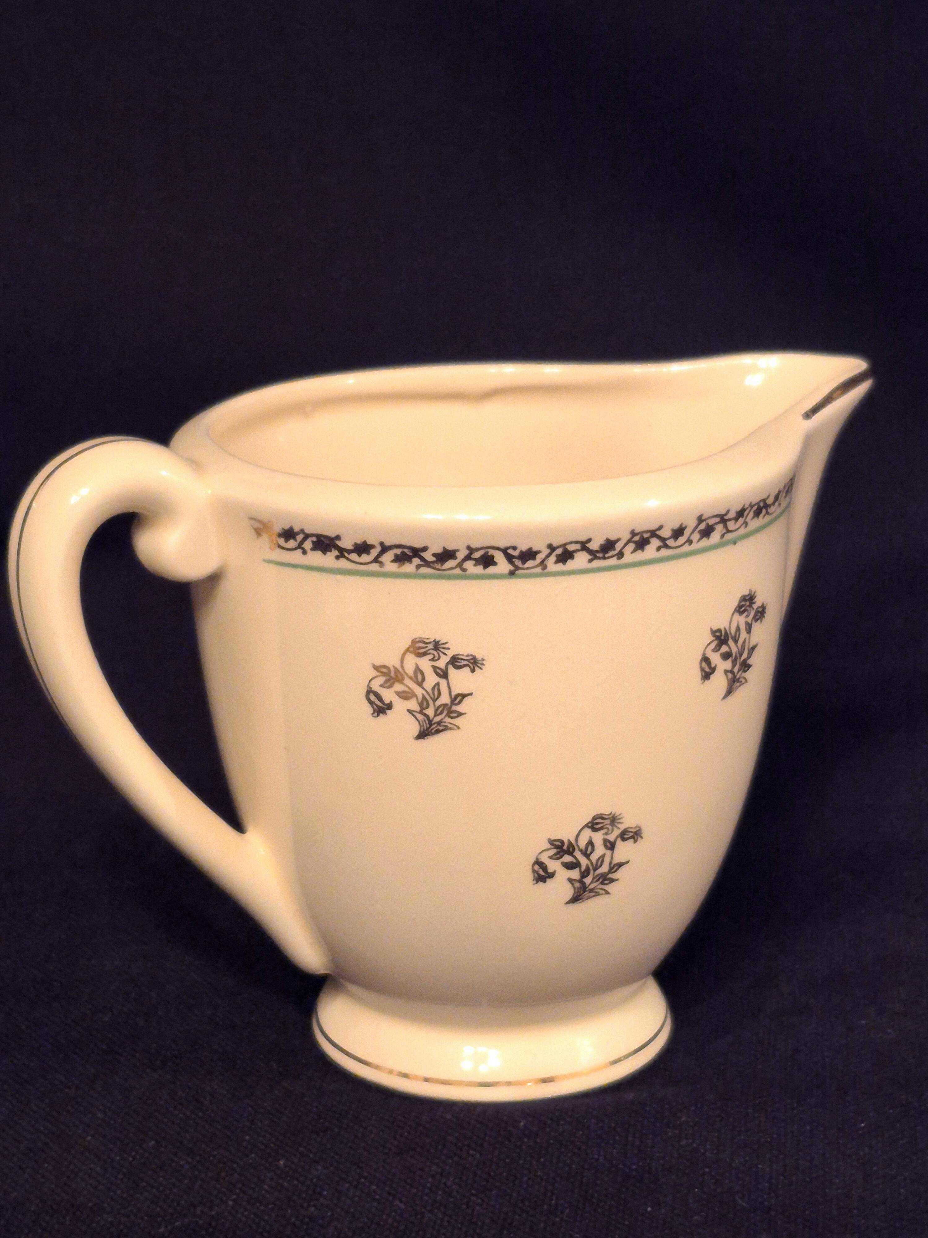 Antique milk jug in Gien earthenware, Valence model A040.