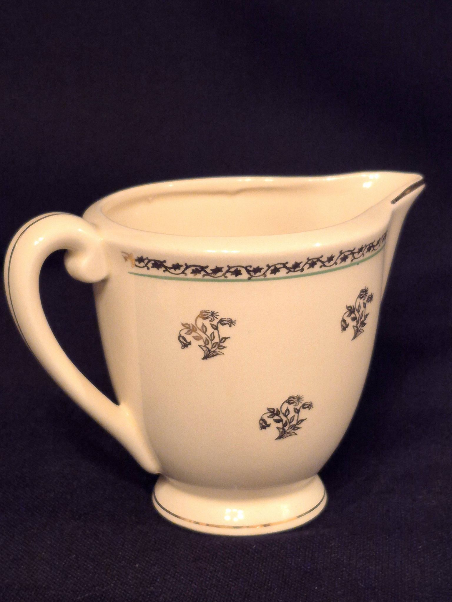 Antique milk jug in Gien earthenware, Valence model A040.